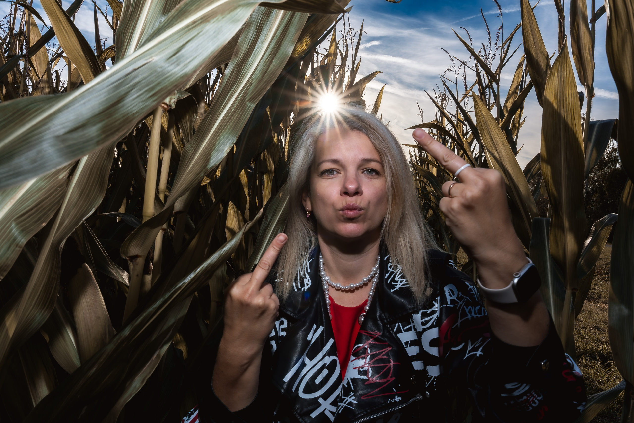 Дерзкая фотосессия девушки в кукурузе