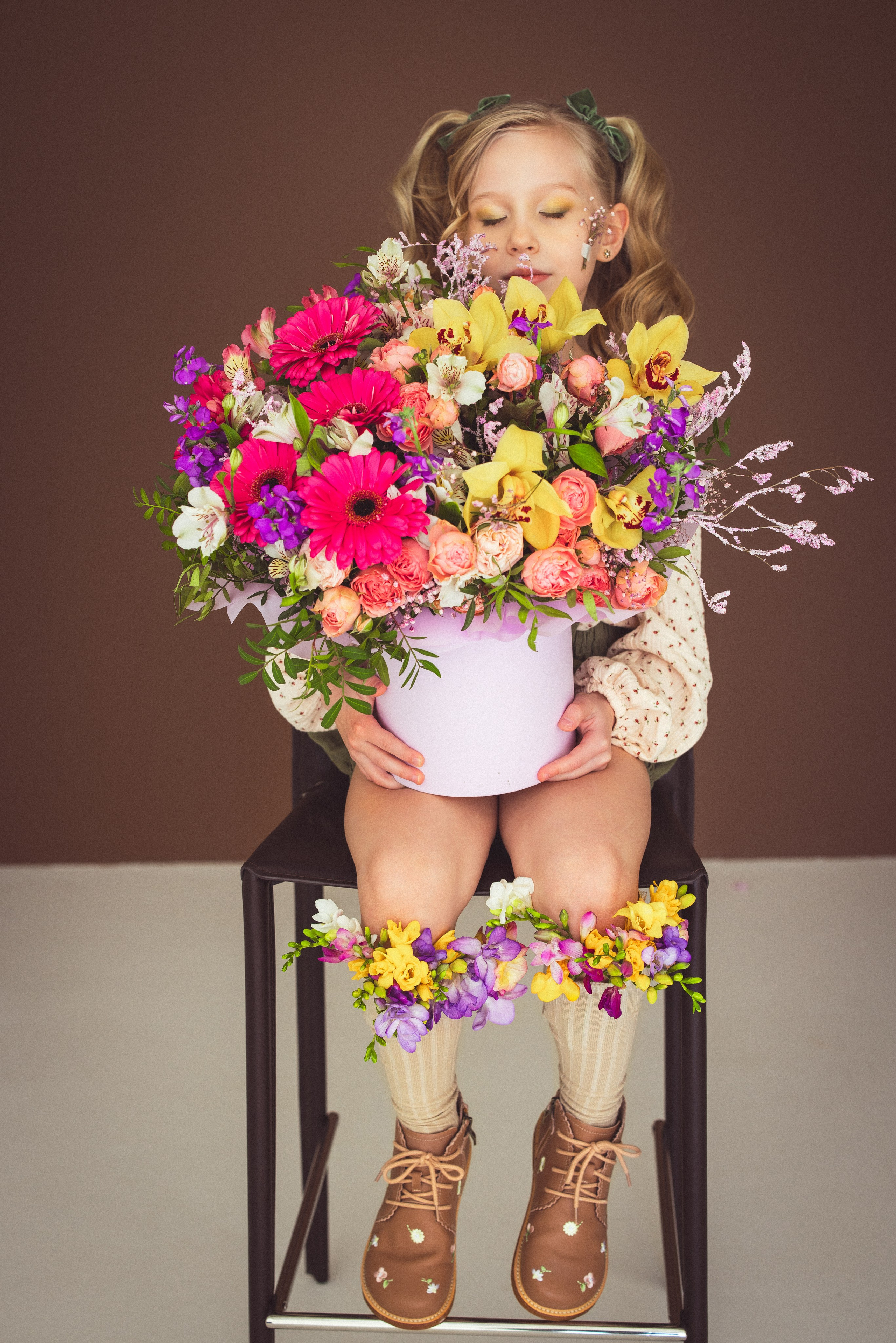 Фотосессия с ярким букетом цветов к 8 марта, 2024 г. Семейный и детский фотограф в Краснодаре Анна Трашкова