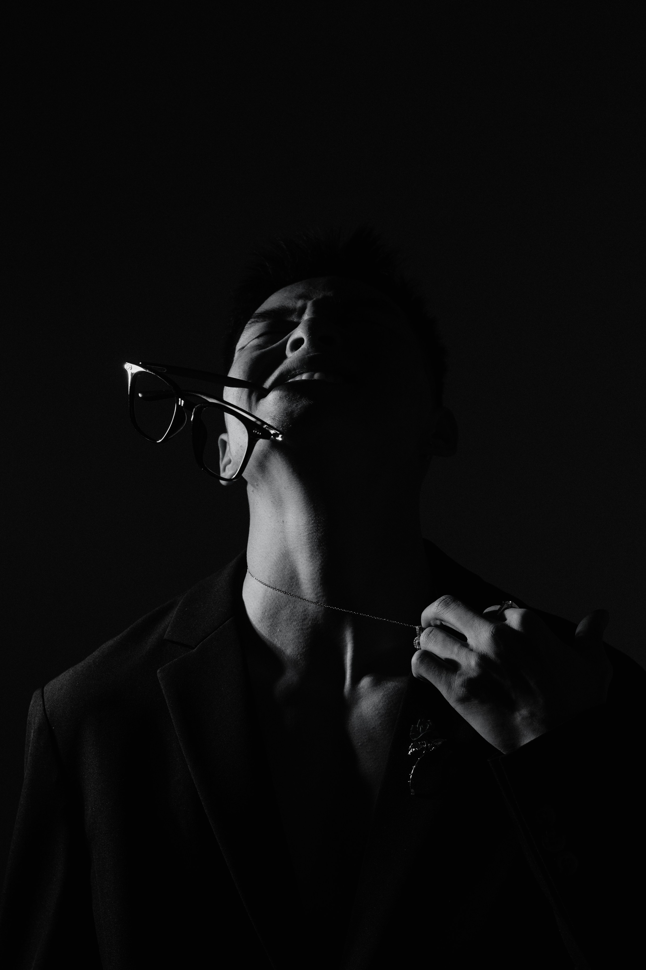 Мужчина с очками во рту в черно-белом стиле