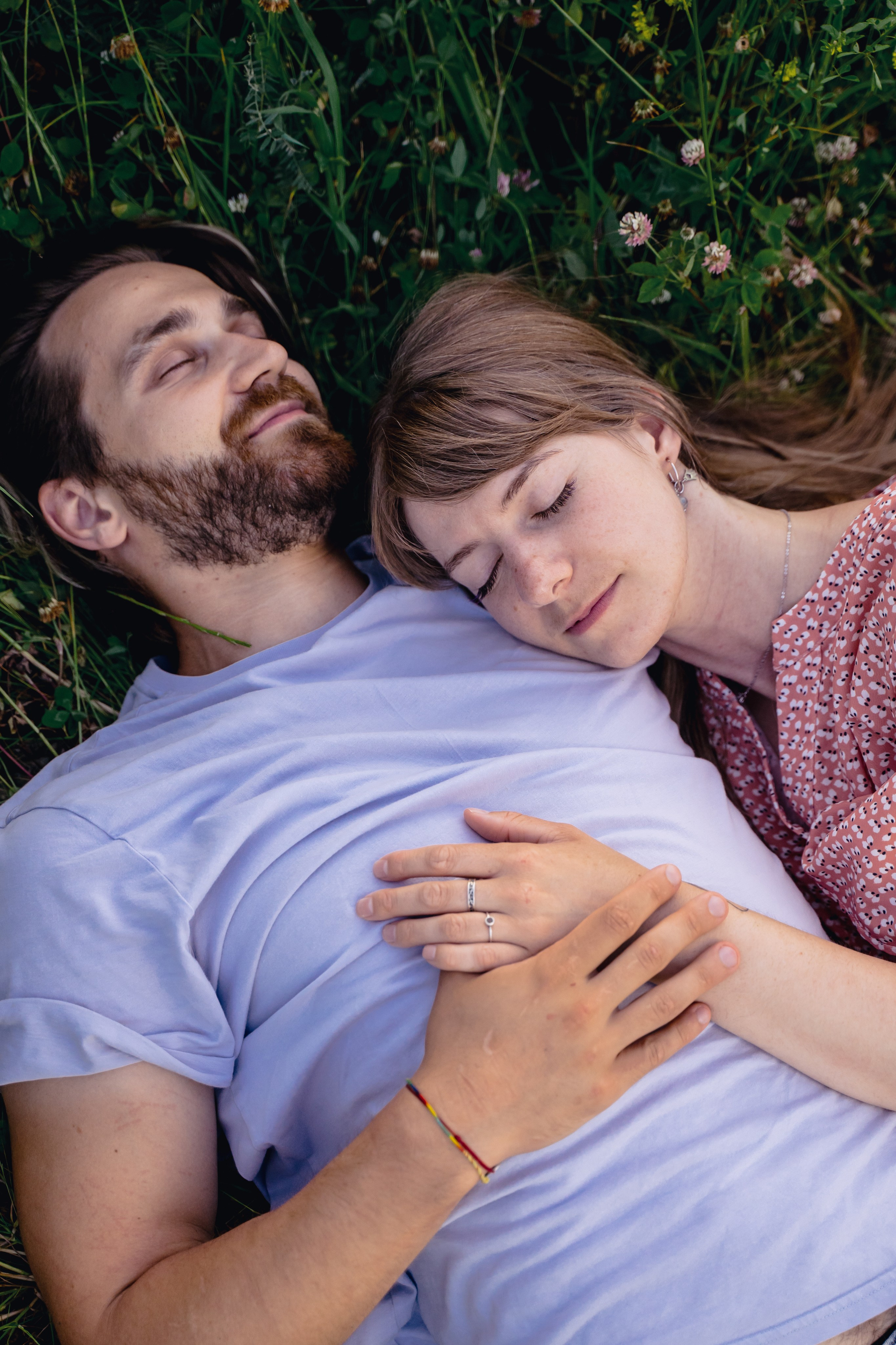 Парная снимка на природе молодых людей лежа