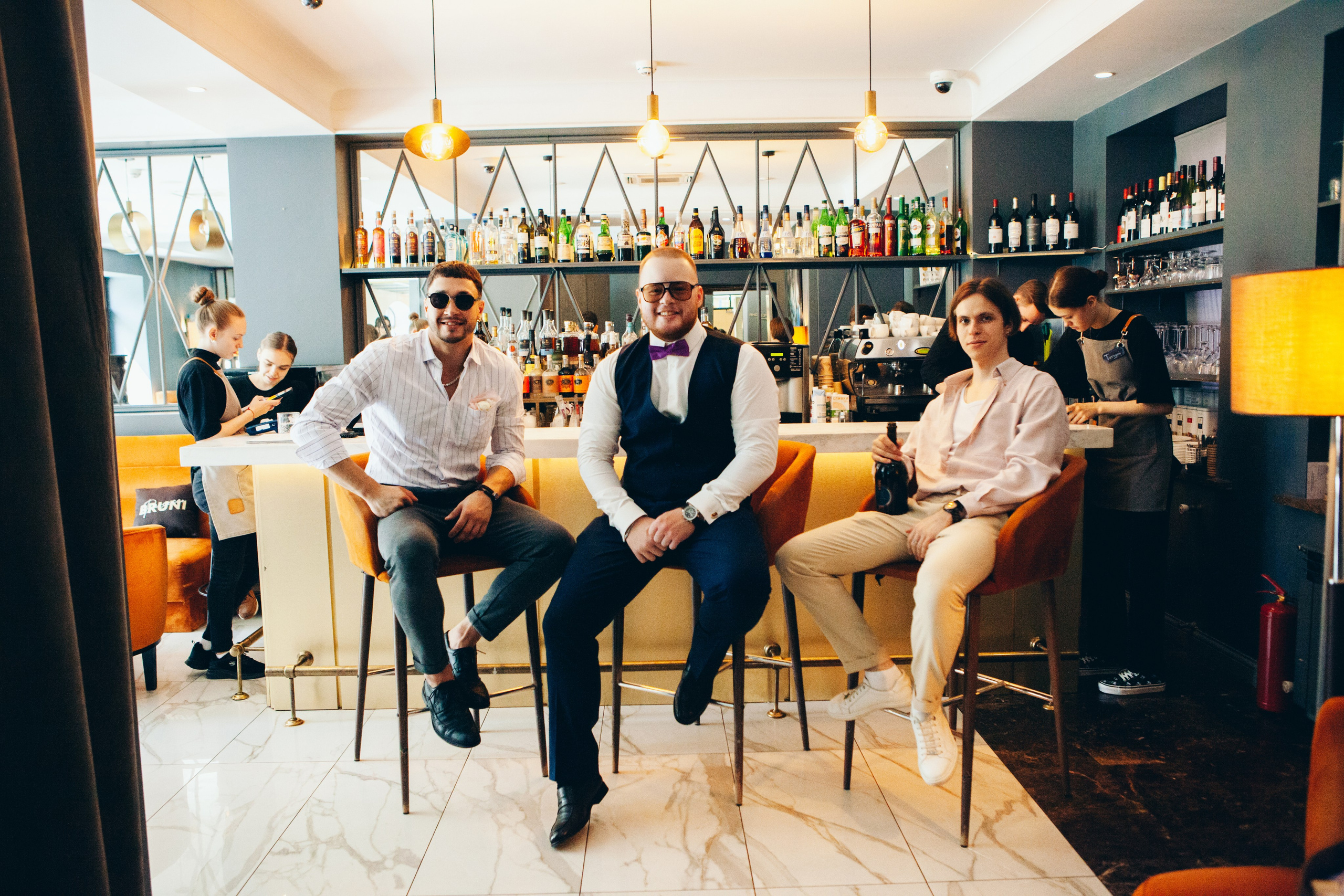 фотосессия друзей в отеле hartwell