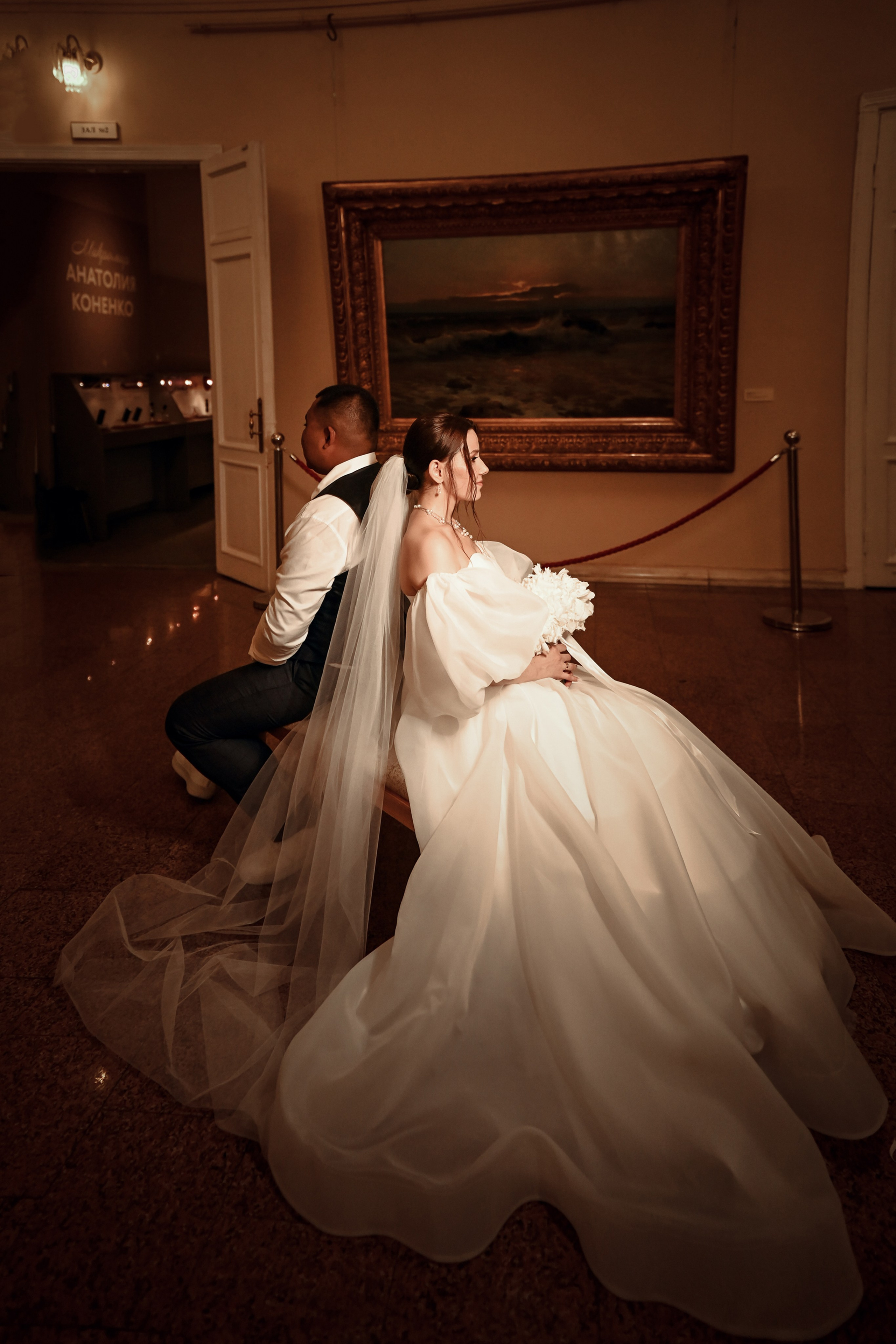 Небольшая свадебная серия в музее и прогулкой под дождем Эльмиры и Ризата. Свадебный, семейный, детский, контент фотограф в Омске Максим Ильин