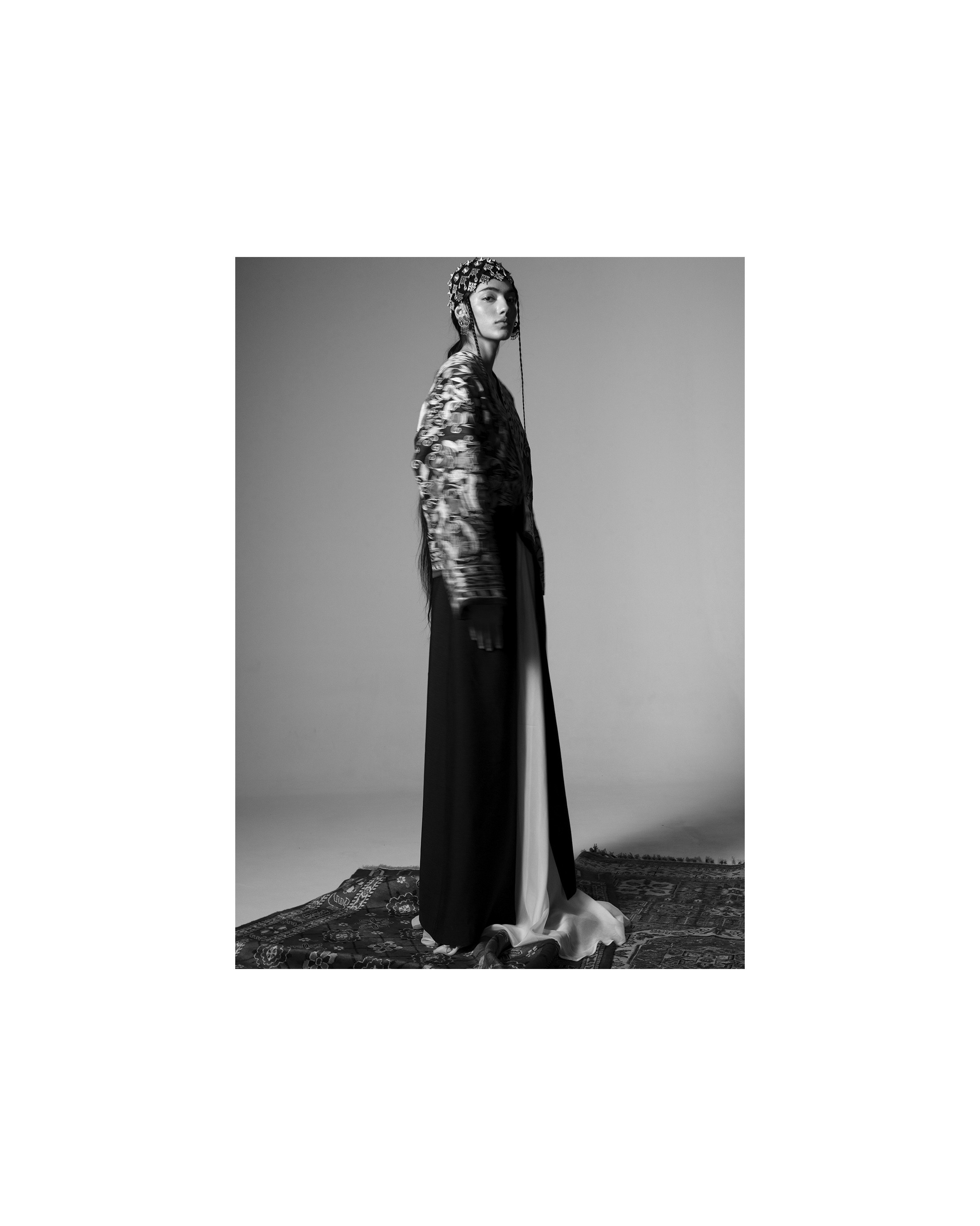fashion лукбук съёмка mursak в Алматы модель в полный рост с акцентом на форму силуэта и стилистику коллекции для каталога и рекламных материалов