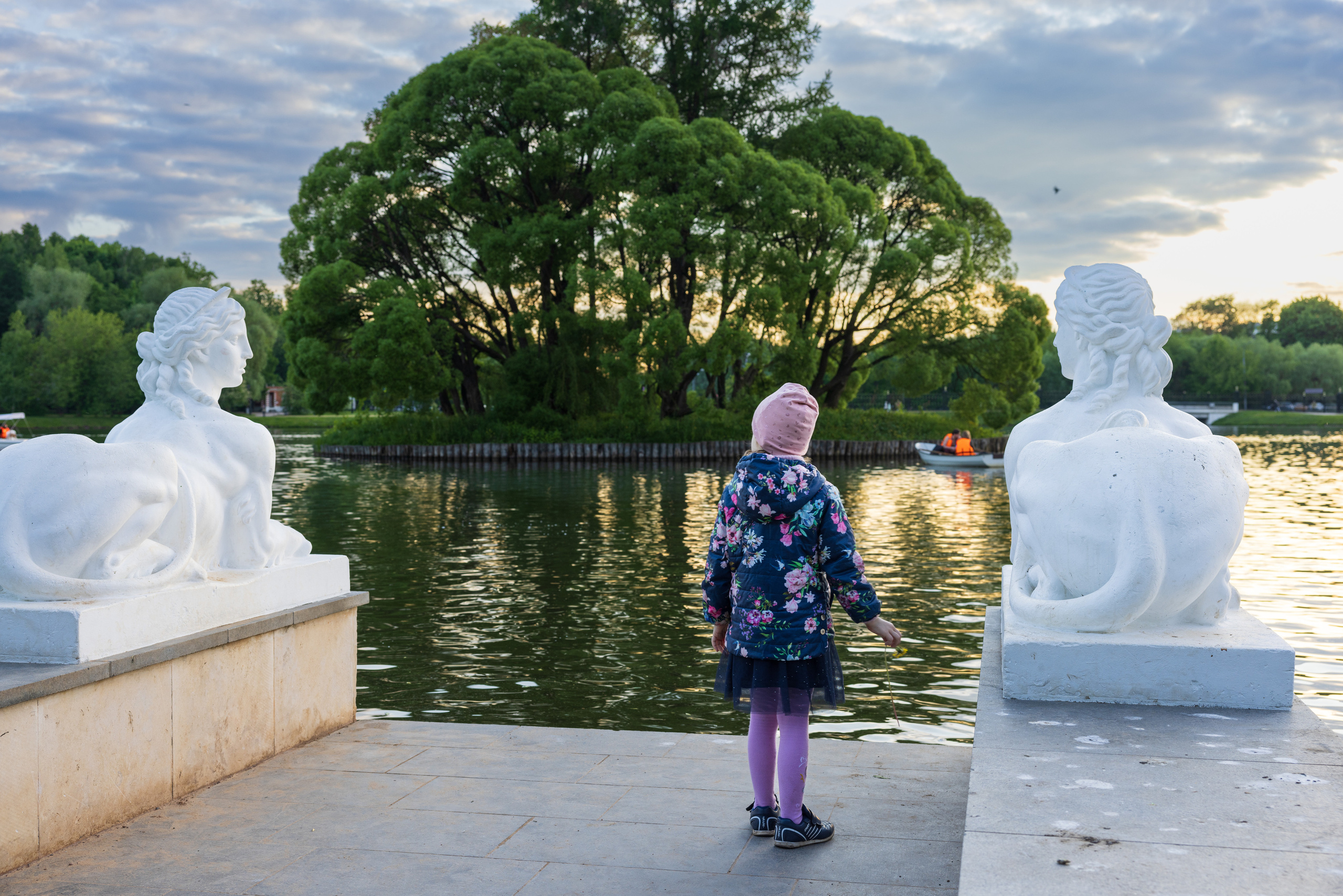 Пирс с фигурами сфинксов