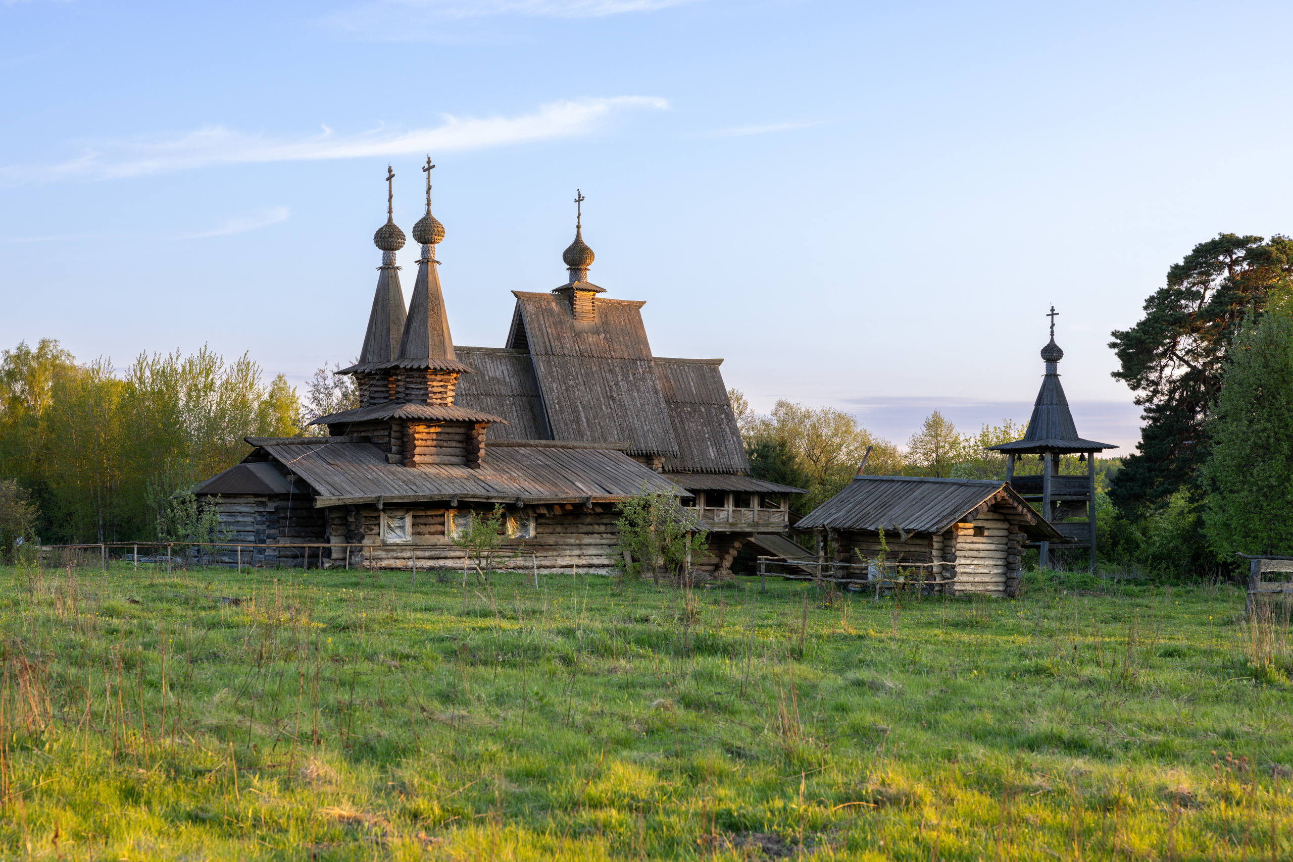 Постройки в древне-русском северном стиле в урочище Введенское-Борисовка, что в Новой Москве