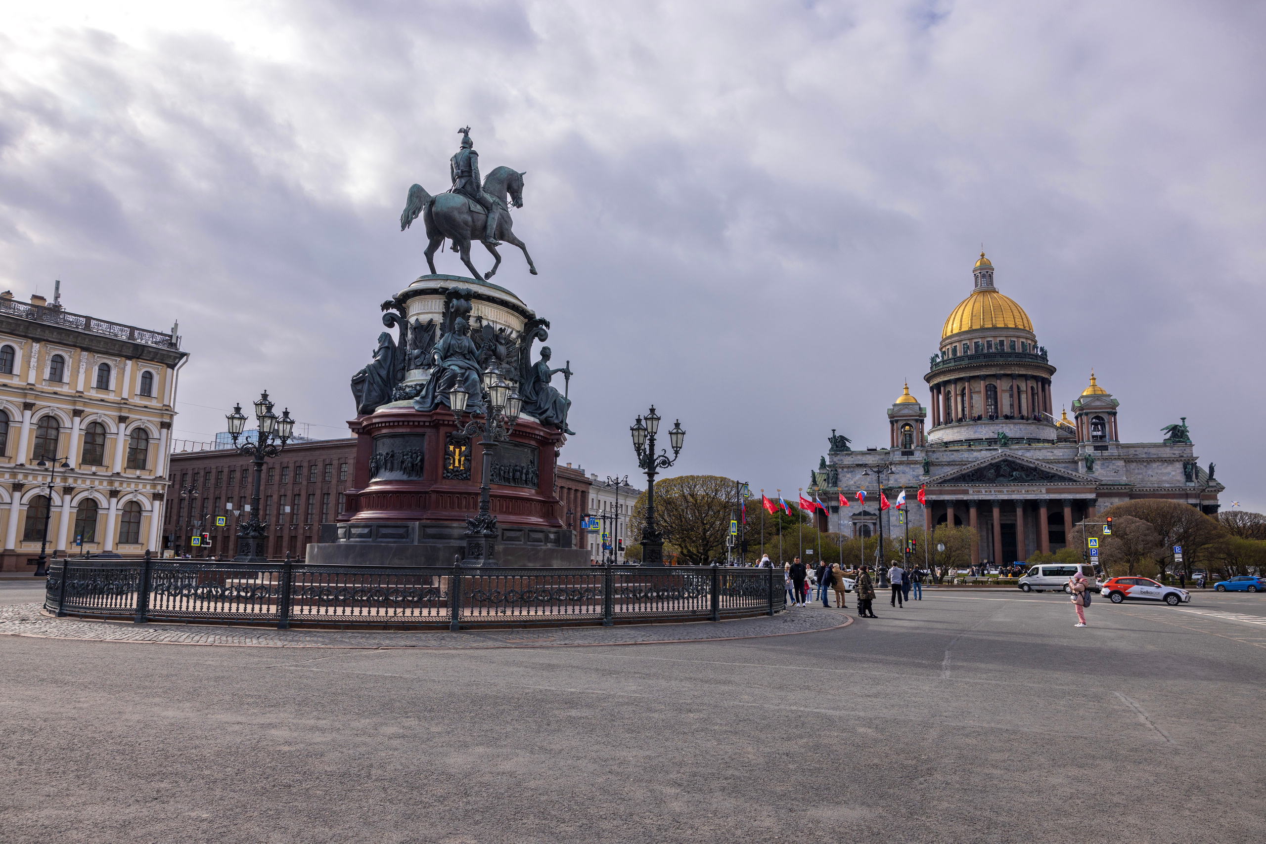 Памятник Николаю I и Исаакиевский собор