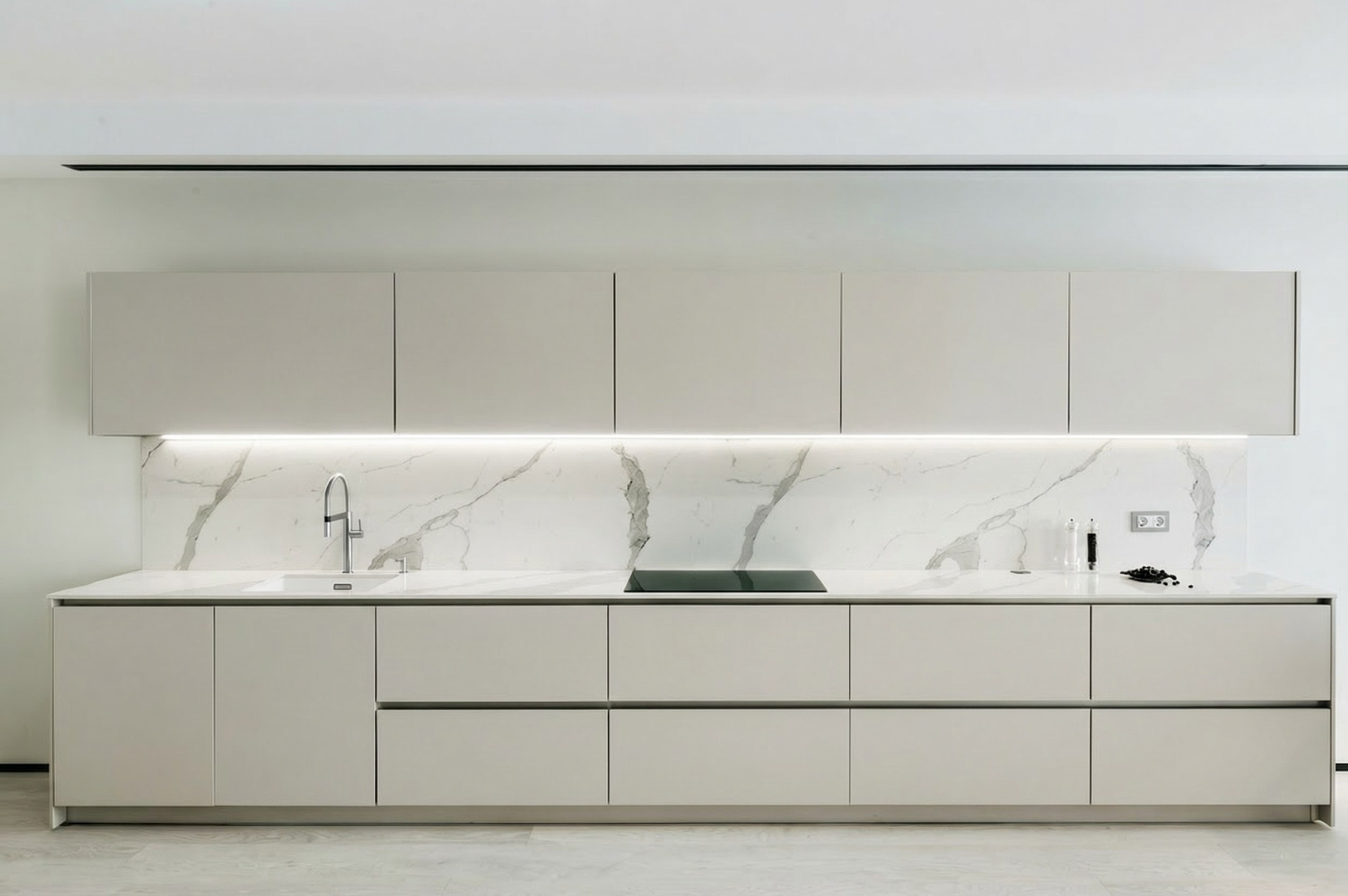 Реализованная кухня в стиле софт-минимализм: светлые матовые фасады, мраморный фартук с интегрированной подсветкой и скрытые системы хранения. Дизайн-проект Валерии Котович, 118 кв.м.