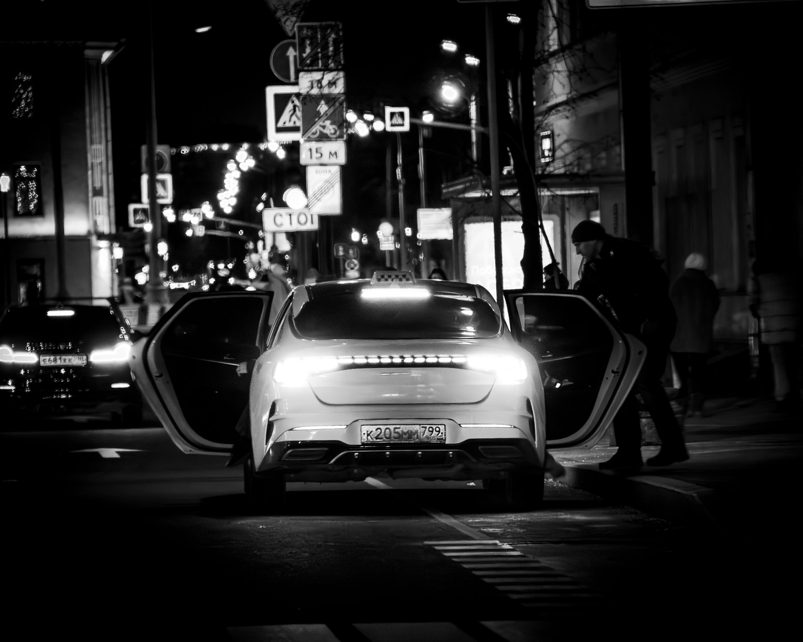 Спонтанная сцена на улице мегаполиса