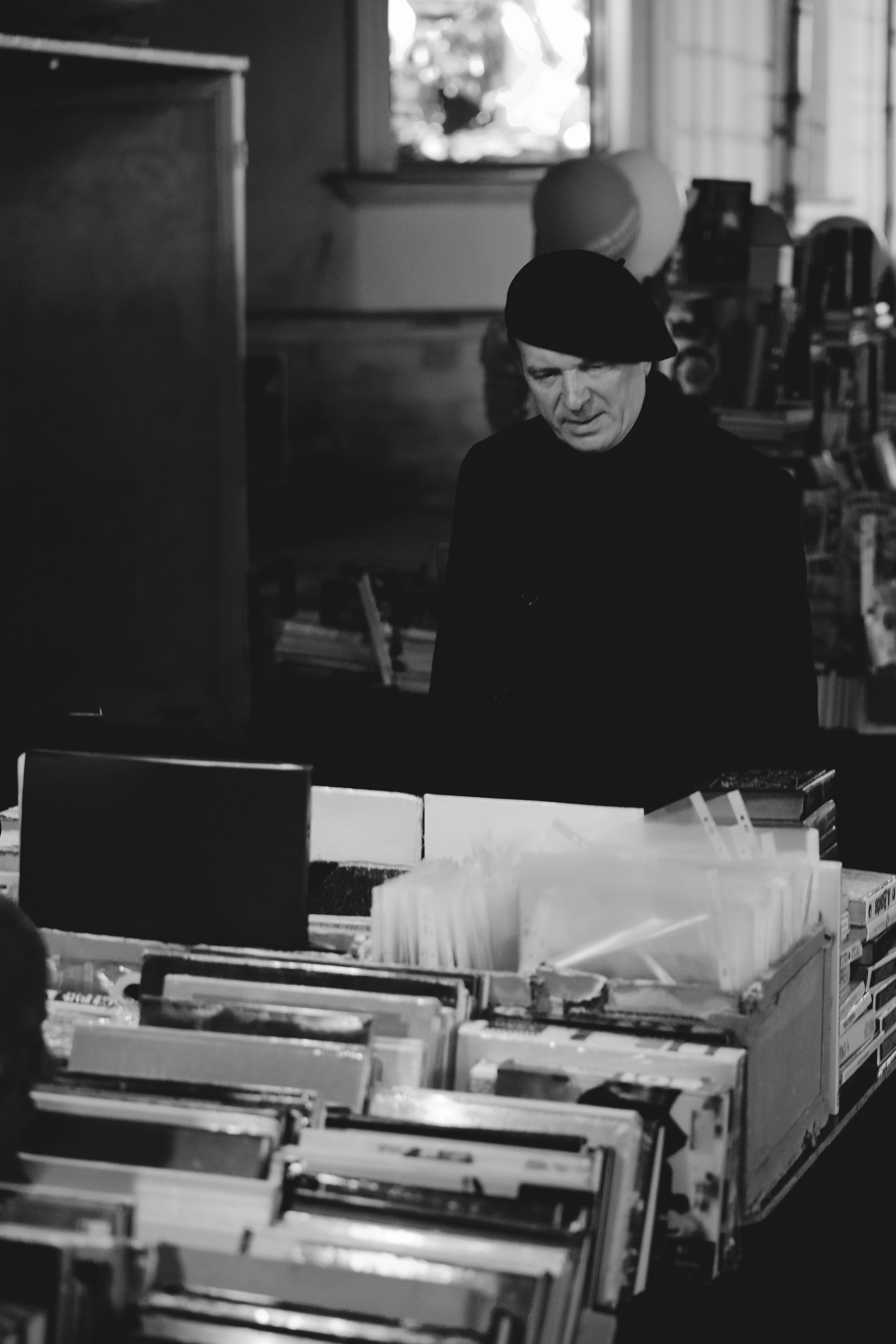 Мужчина выбирает книги на прилавке на Старом Арбате