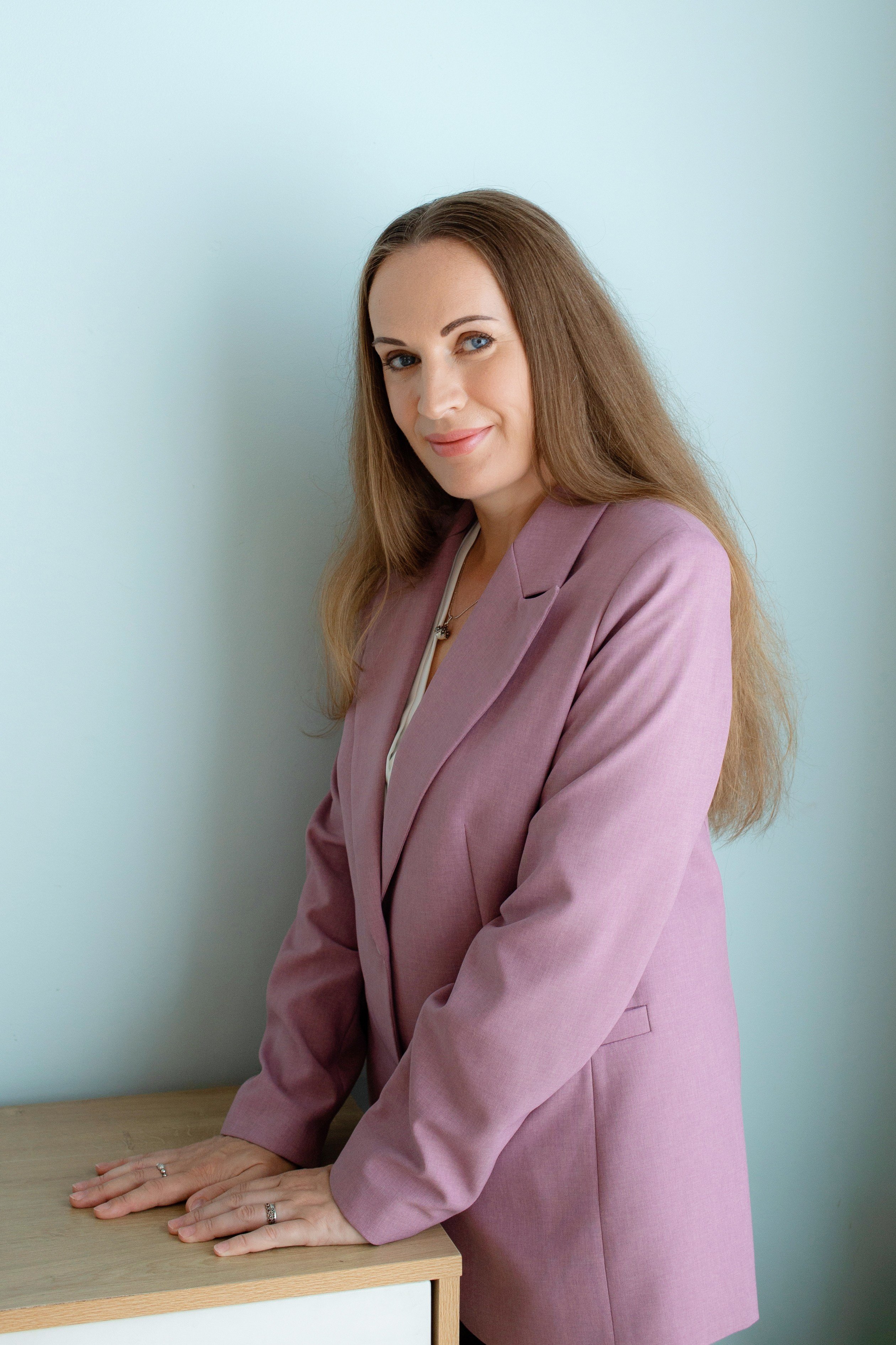 Профессиональные фото психолога для сайта и соцсетей в СПб. Портретные фотосессии, контент-съемки, репортаж