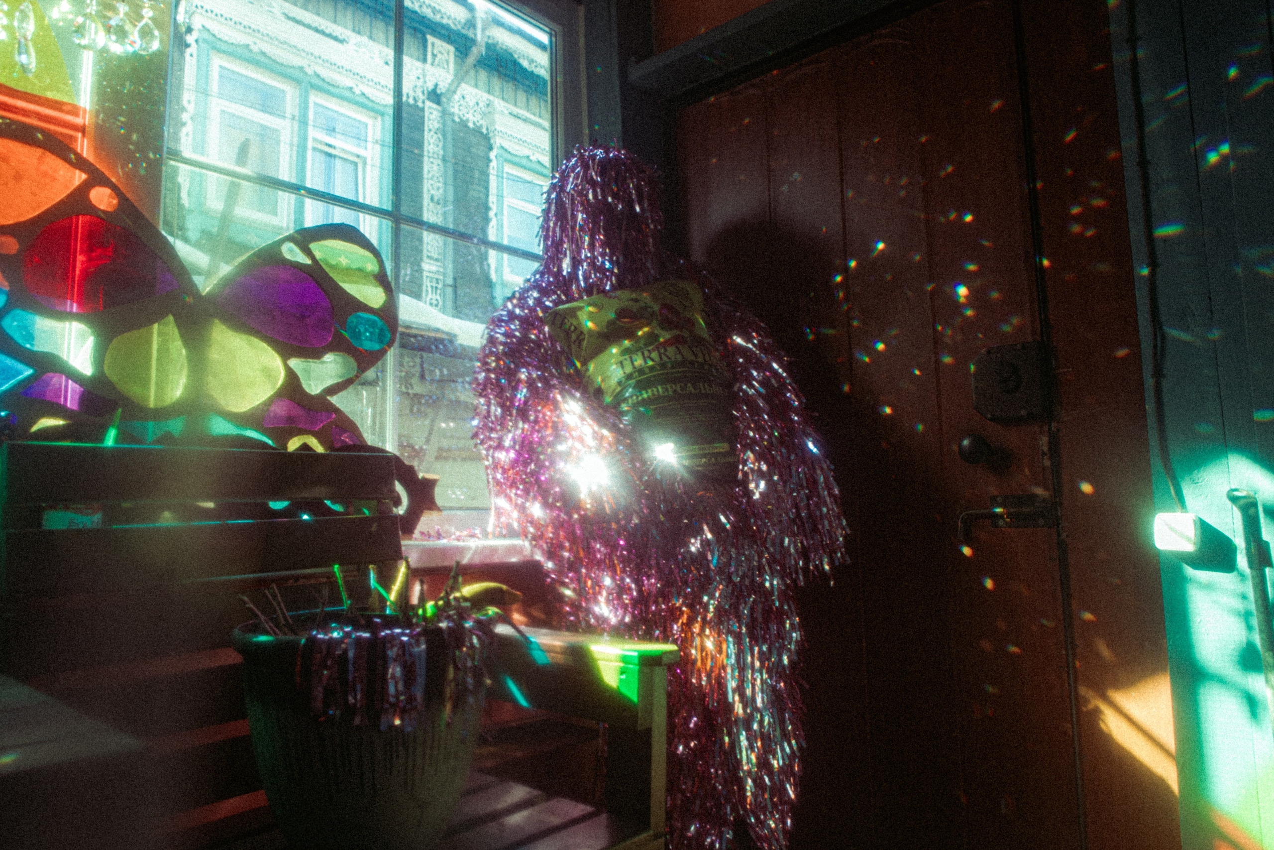 Современная fine art фотография, на которой изображен йетти в костюме из мишуры, живущий в деревянном доме. 