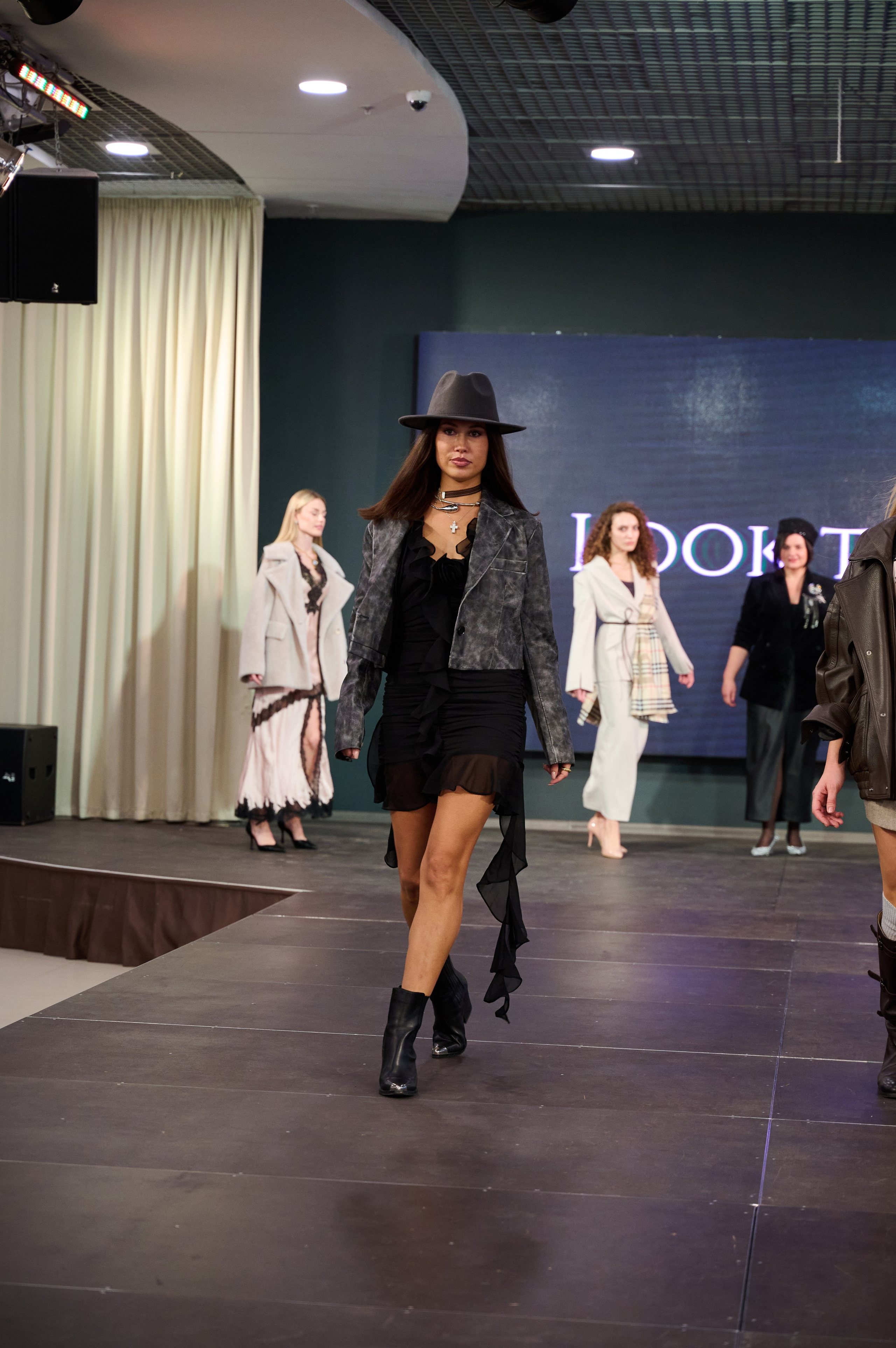 Показ Global Russian Models. Фотограф Универсал в Новосибирске