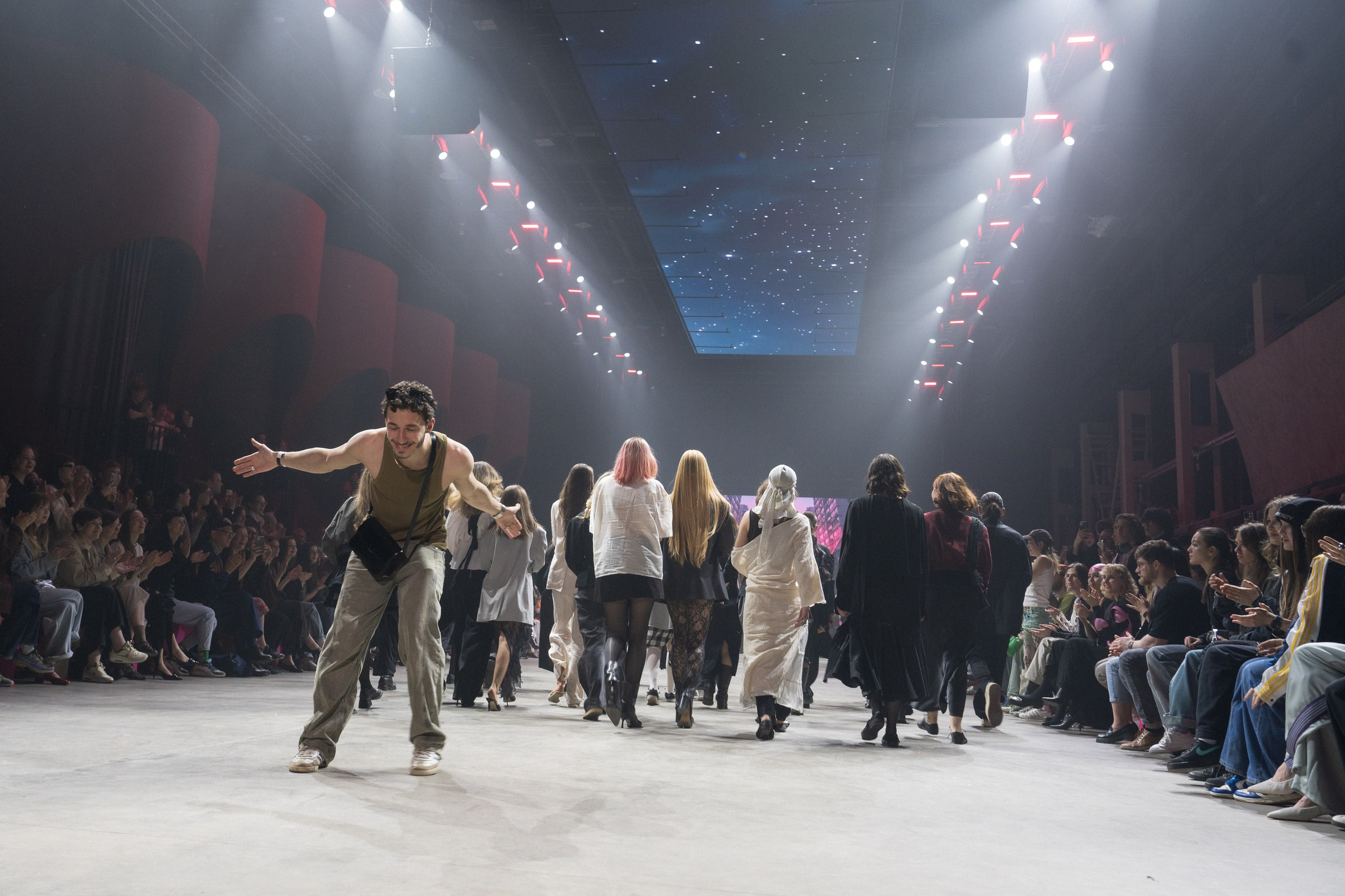 Показ Школы дизайна НИУ ВШЭ. Фотограф Николай Прокофьев модельные тесты в Москве