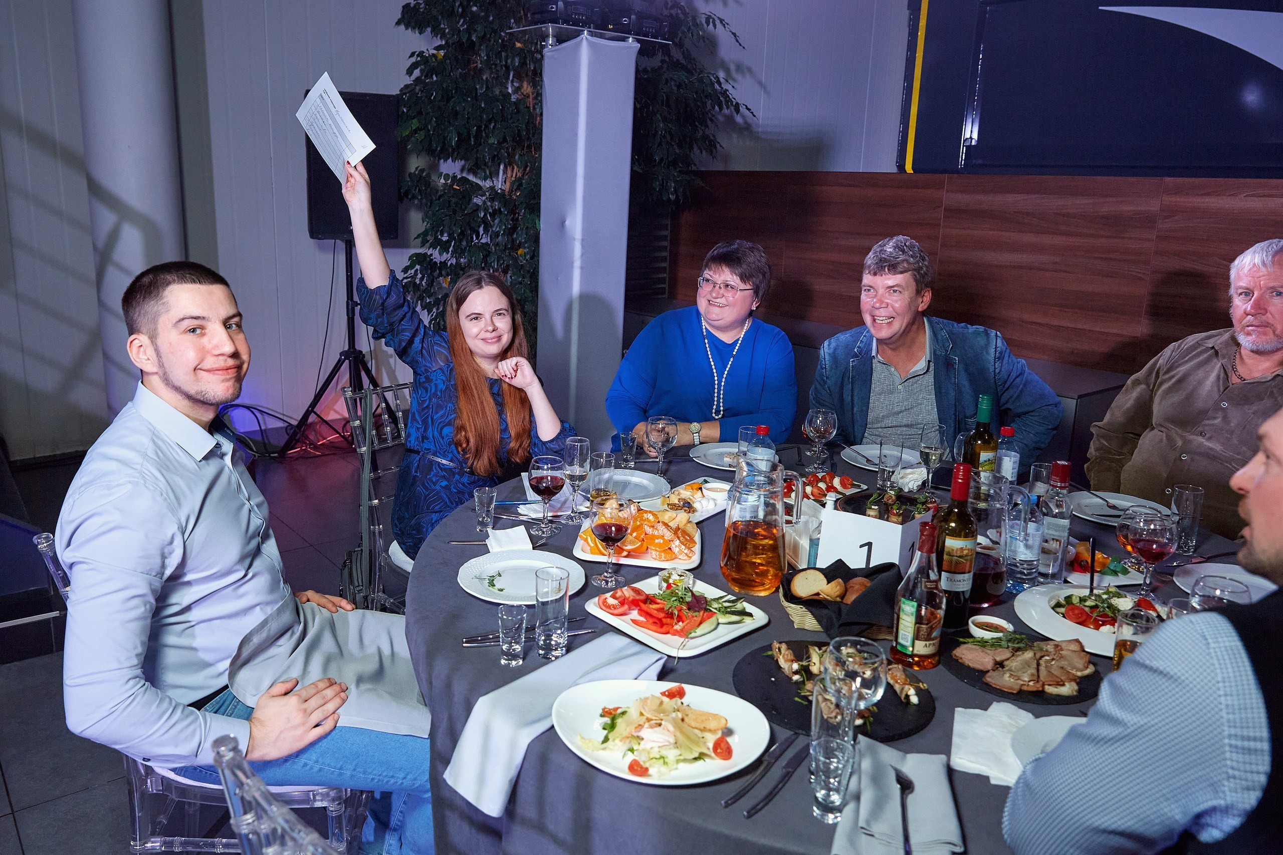 Транс-Инвест / Новогодний корпоратив на территории автосалона. Антон Артюшин, портретный фотограф. Москва