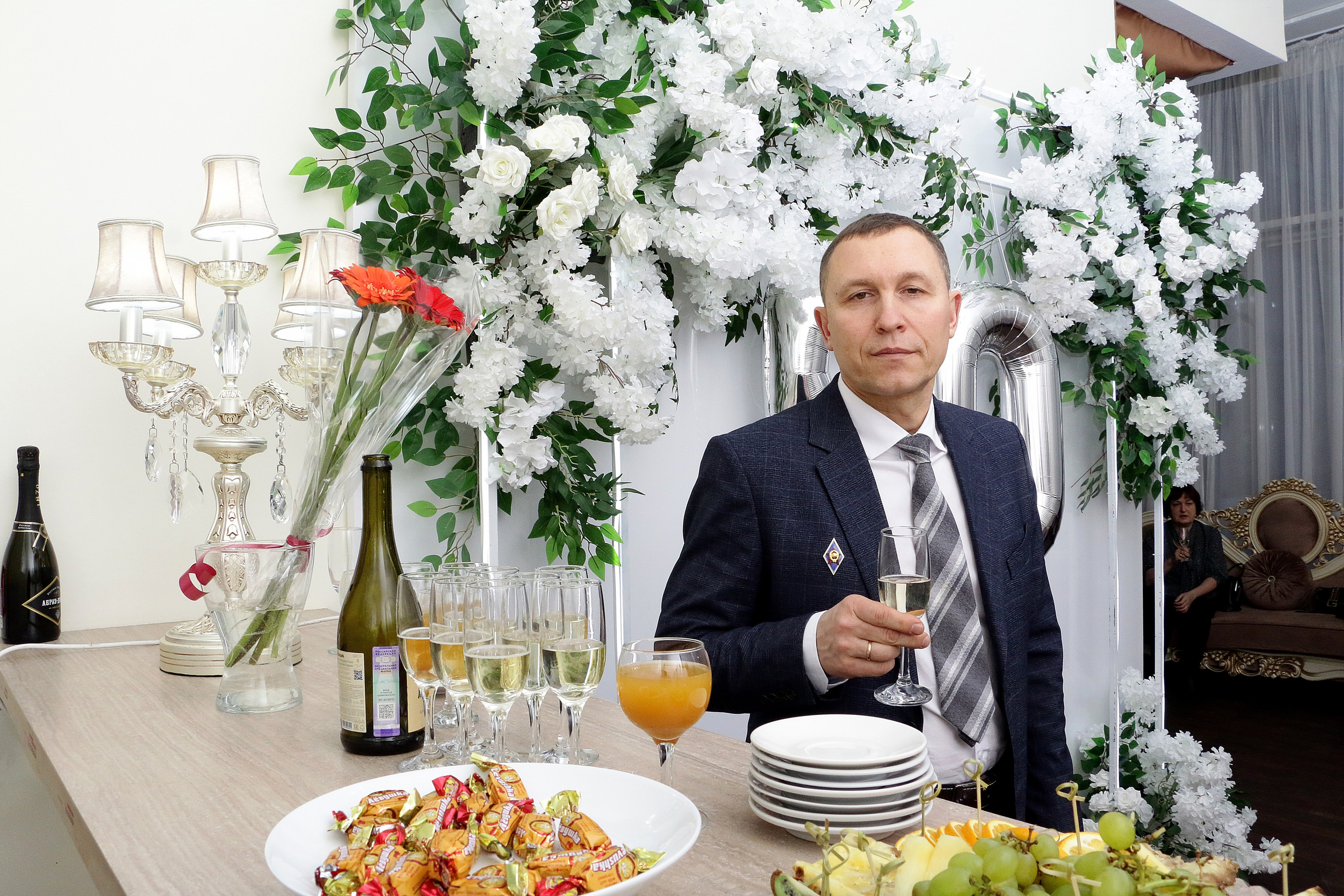 Шампанское, закуски, угощения на юбилее