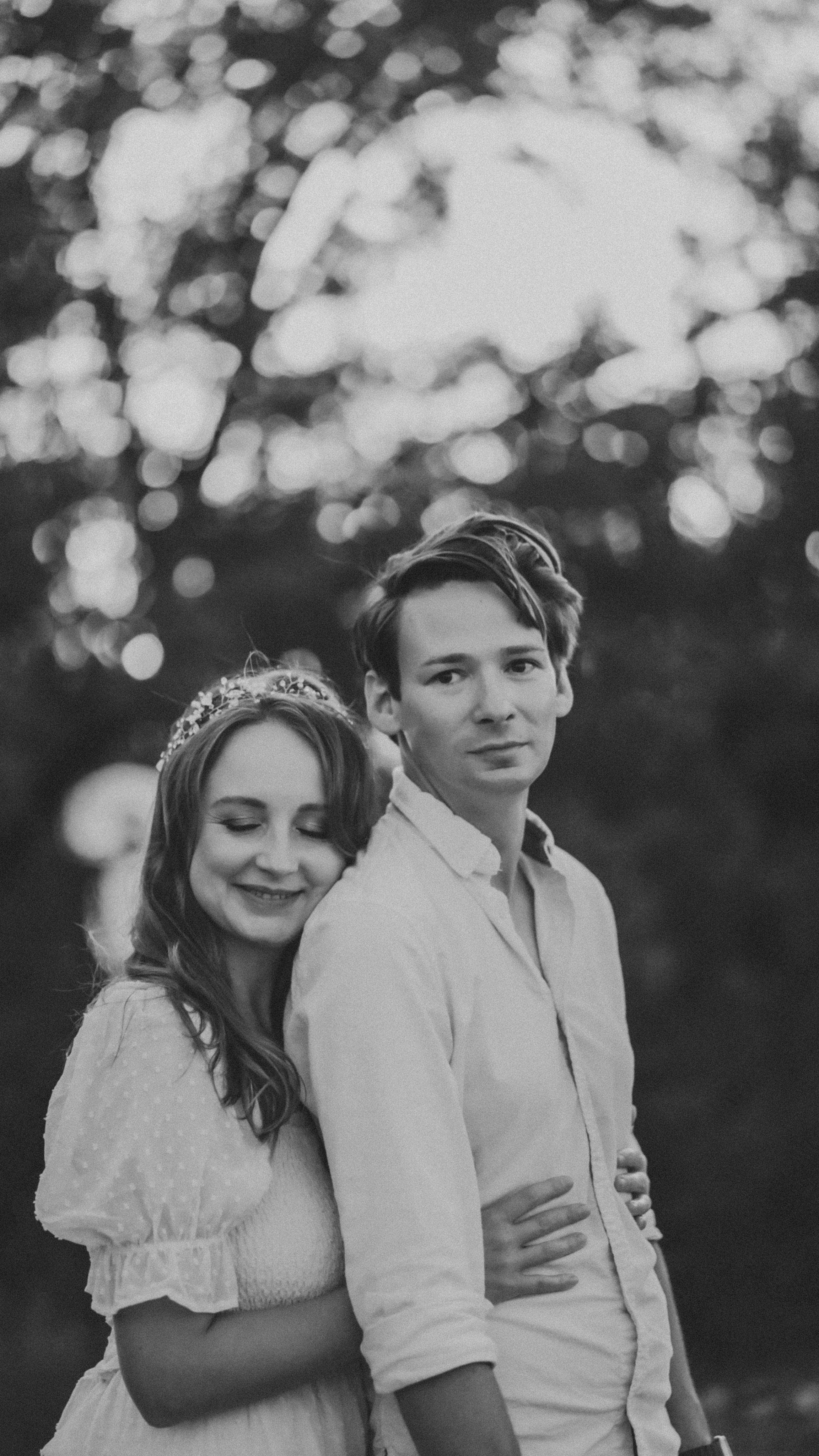 Family snuggles & smiles — cozy family photos