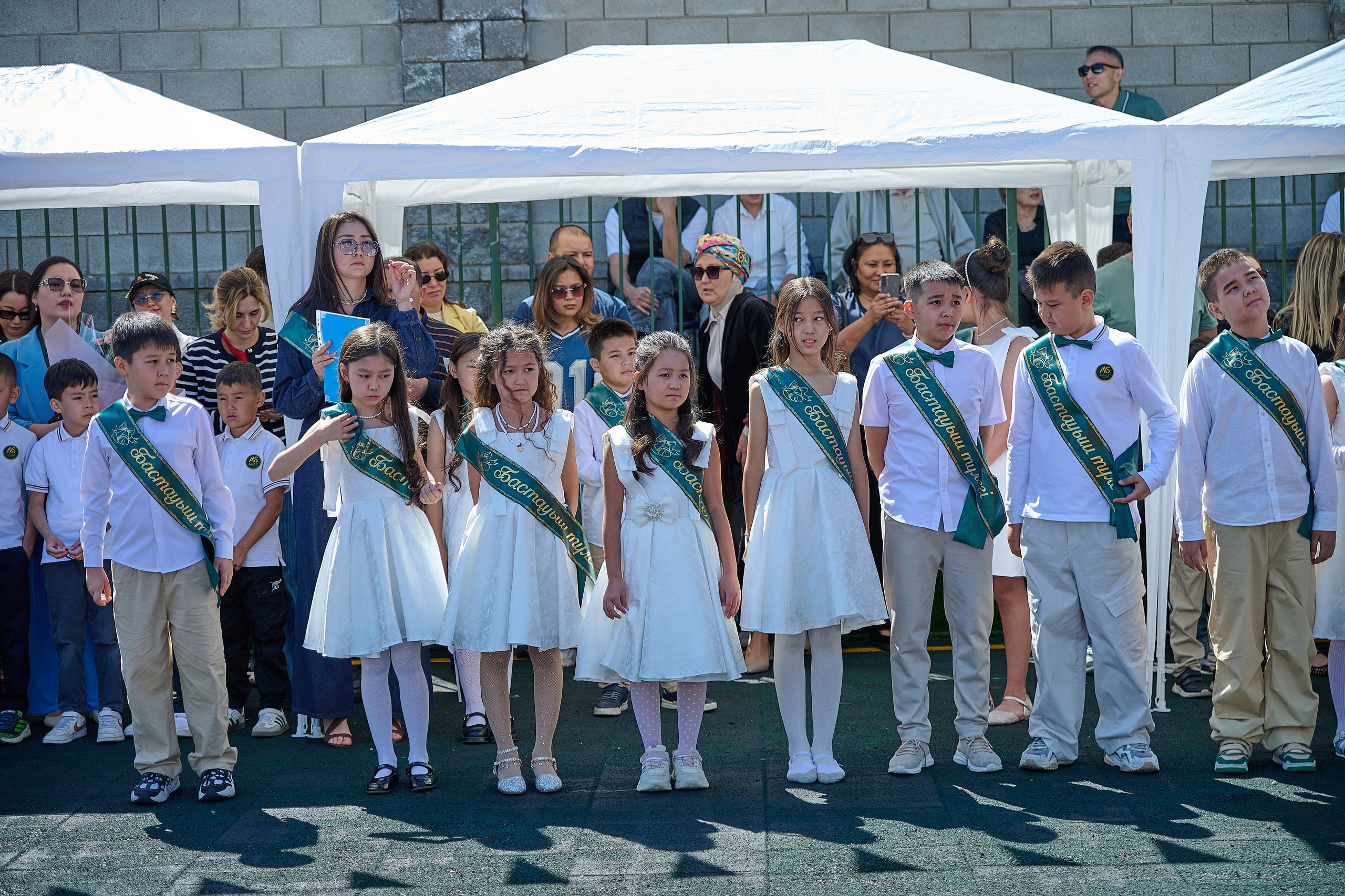 Линейка в школа Abai International school. Фотограф в Алматы Егор Поленов