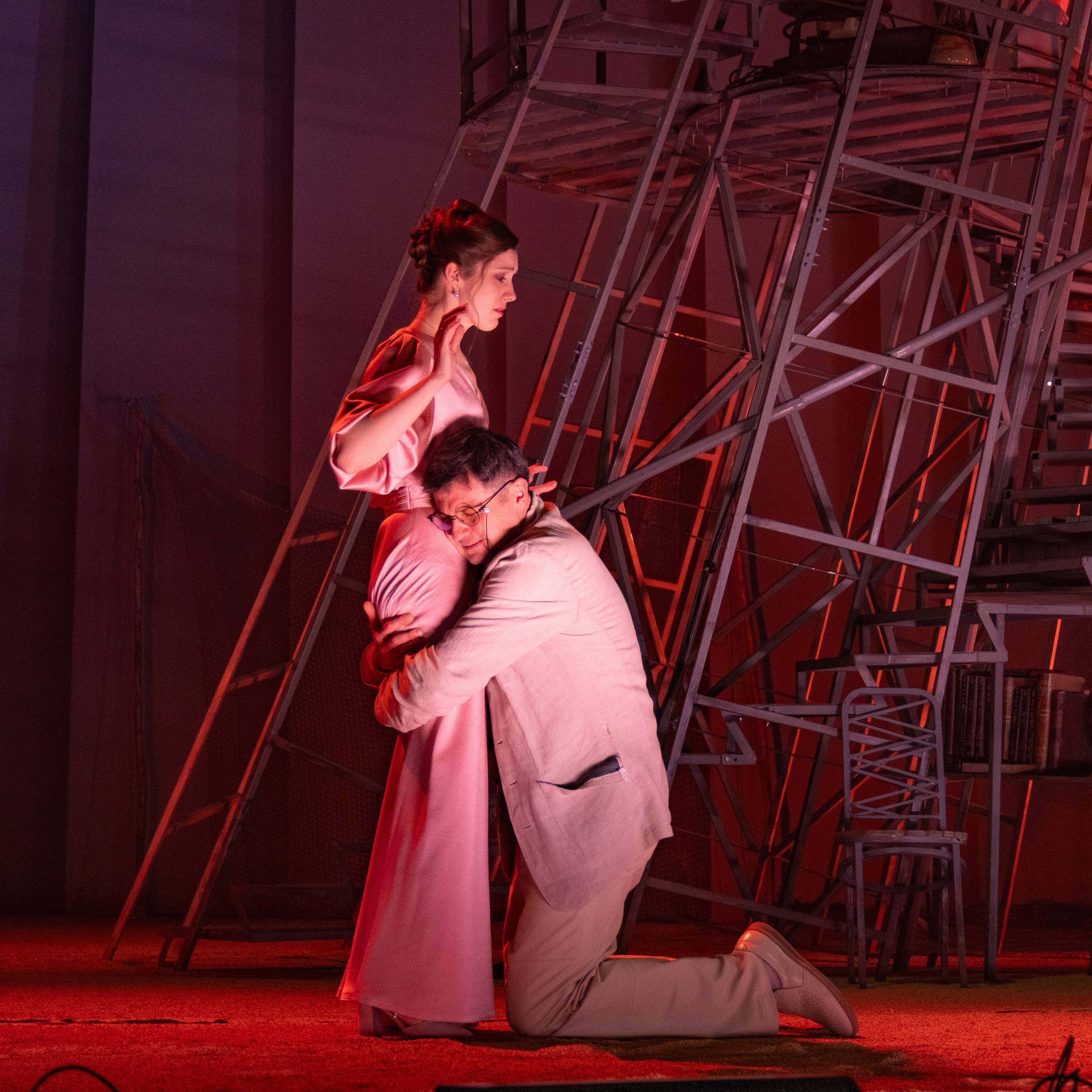 Два актёра беседуют в постановке «Дети Солнца» в Самаре, фото из театра.