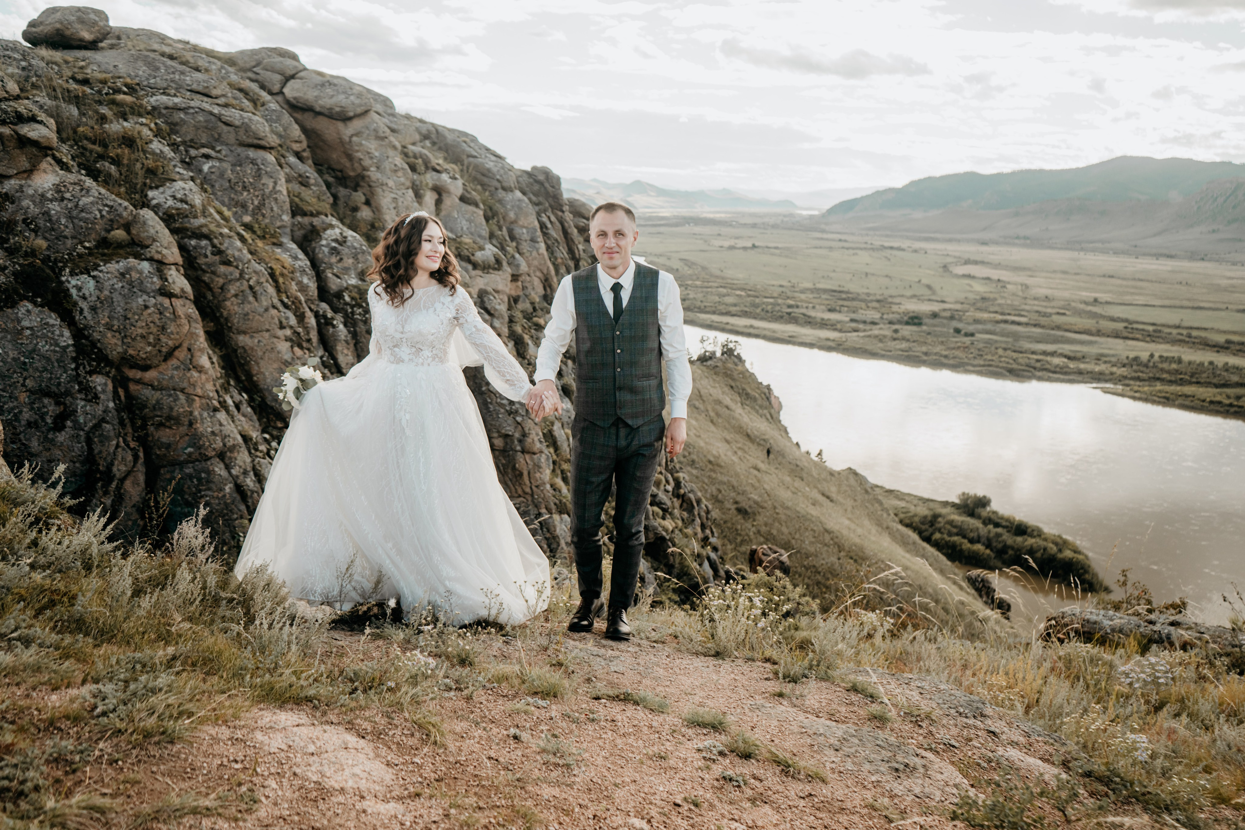 Свадебный фотографии с прогулки в окрестностях Улан-Удэ. Фотограф в Улан-Удэ. Свадебный фотограф в Улан-Удэ