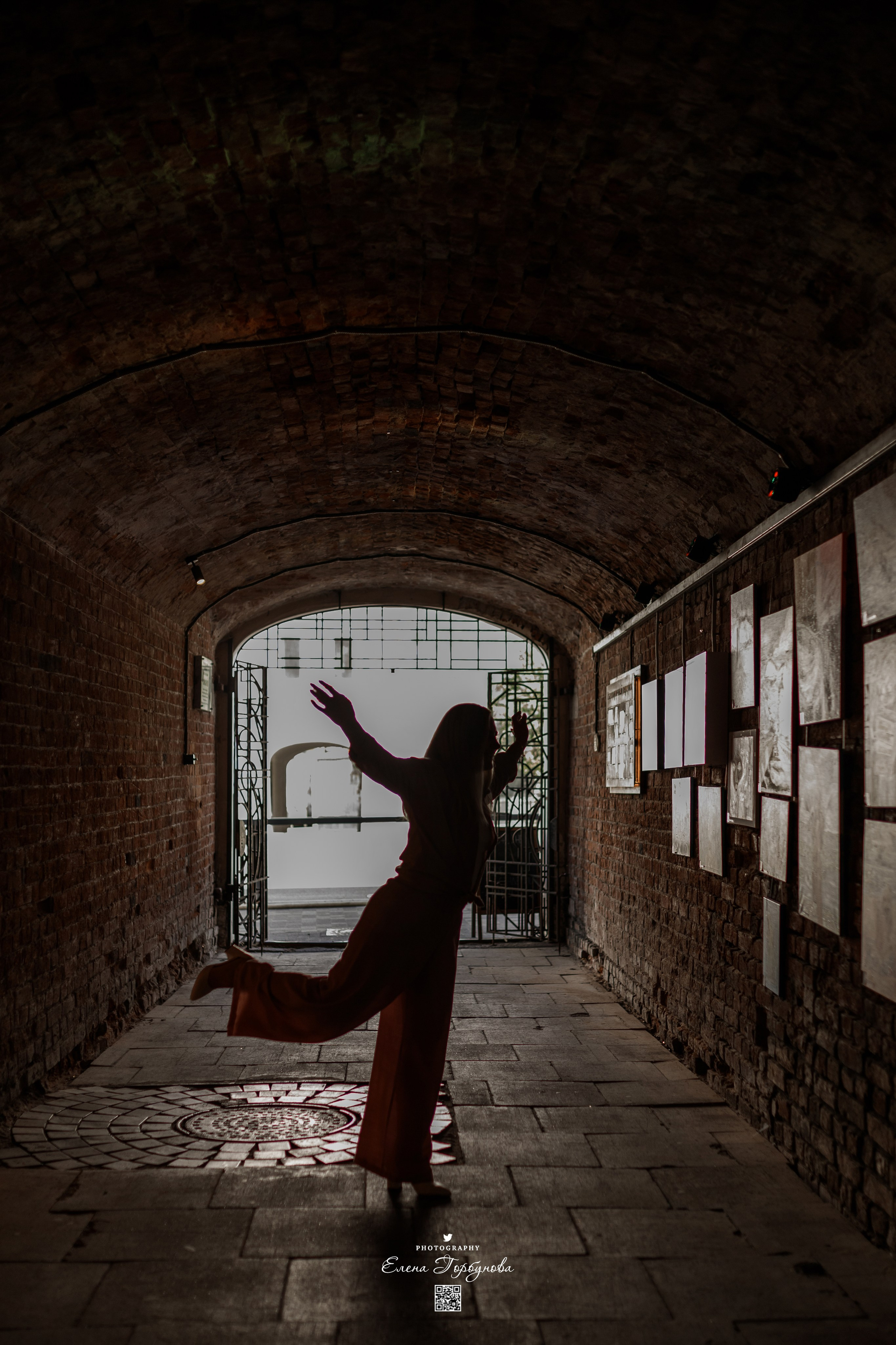 арка, чилуэт девушки пытающейся взлететь