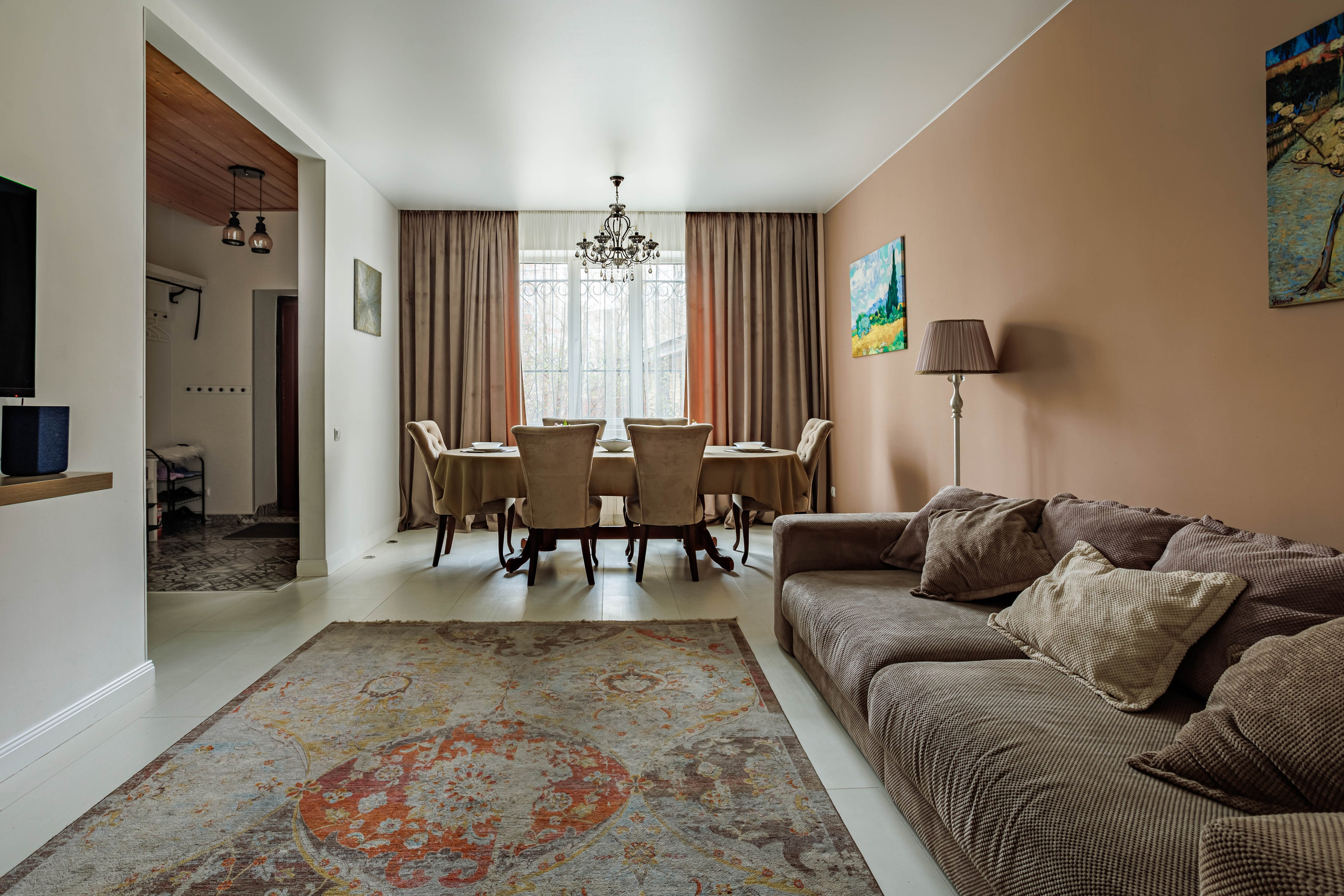 Каждый дом имеет свои особенности. Интерьерный фотограф поможет выделить уникальные черты вашего жилья, будь то стильный декор, интересная планировка или живописный вид из окна.