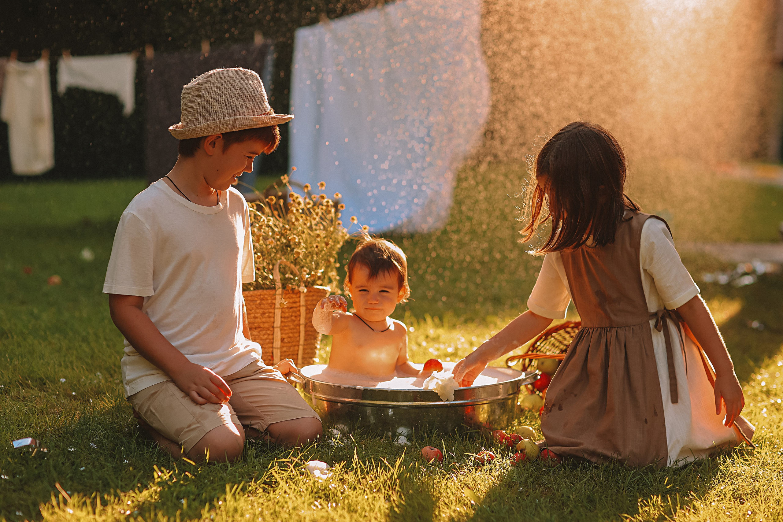Стирка у дома. Семейный фотограф Тюмень, фотограф на роды Салмина Мария