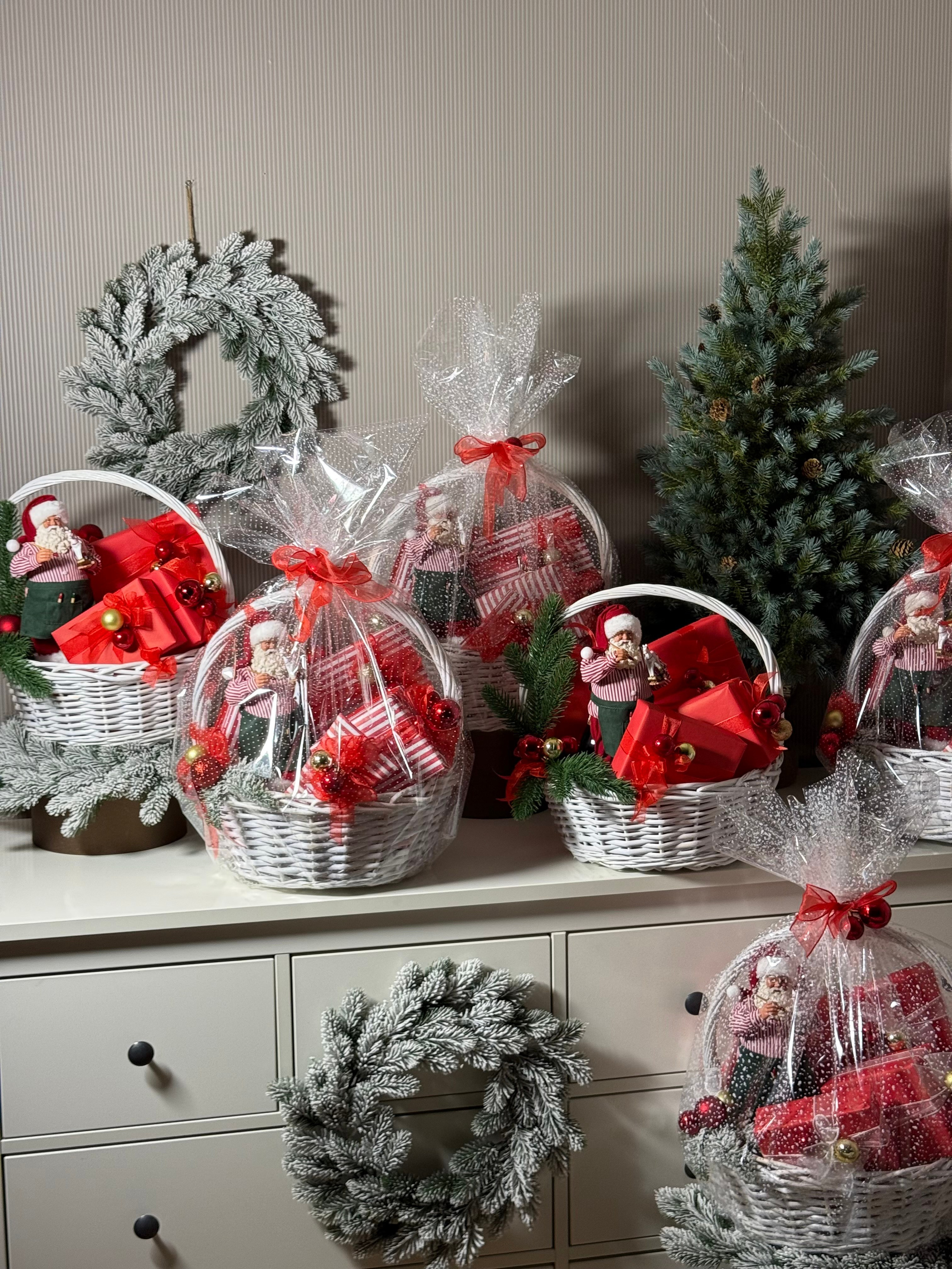 Новогодняя корзина. Студия подарочных наборов «Владия»