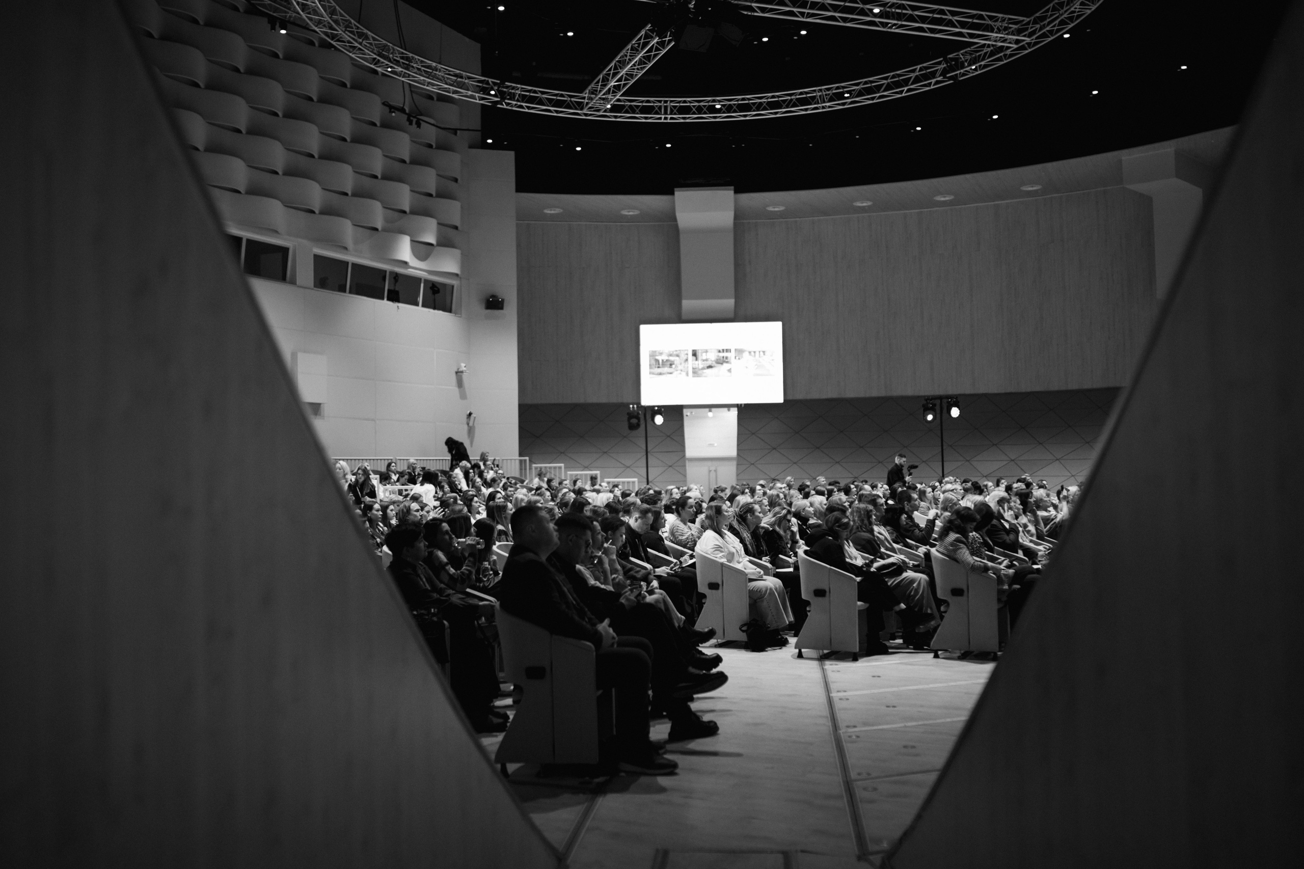 L Buro / Go Smart / Экспо Skolkovo. Nadezhdin Studio