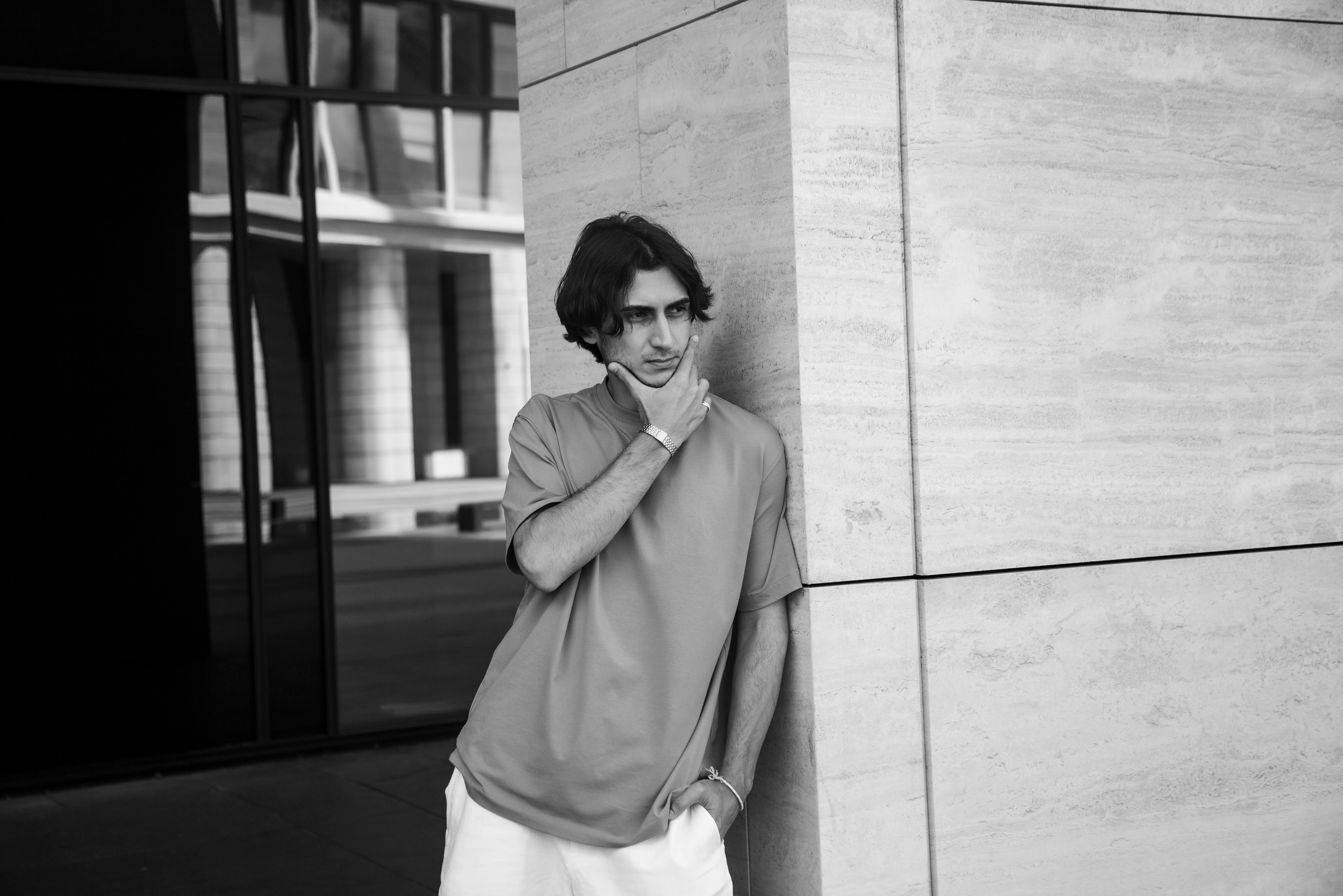 Прогулка во дворе Невской Ратуши. Позитивный контент-фотограф в Санкт-Петербурге Мария Устинова