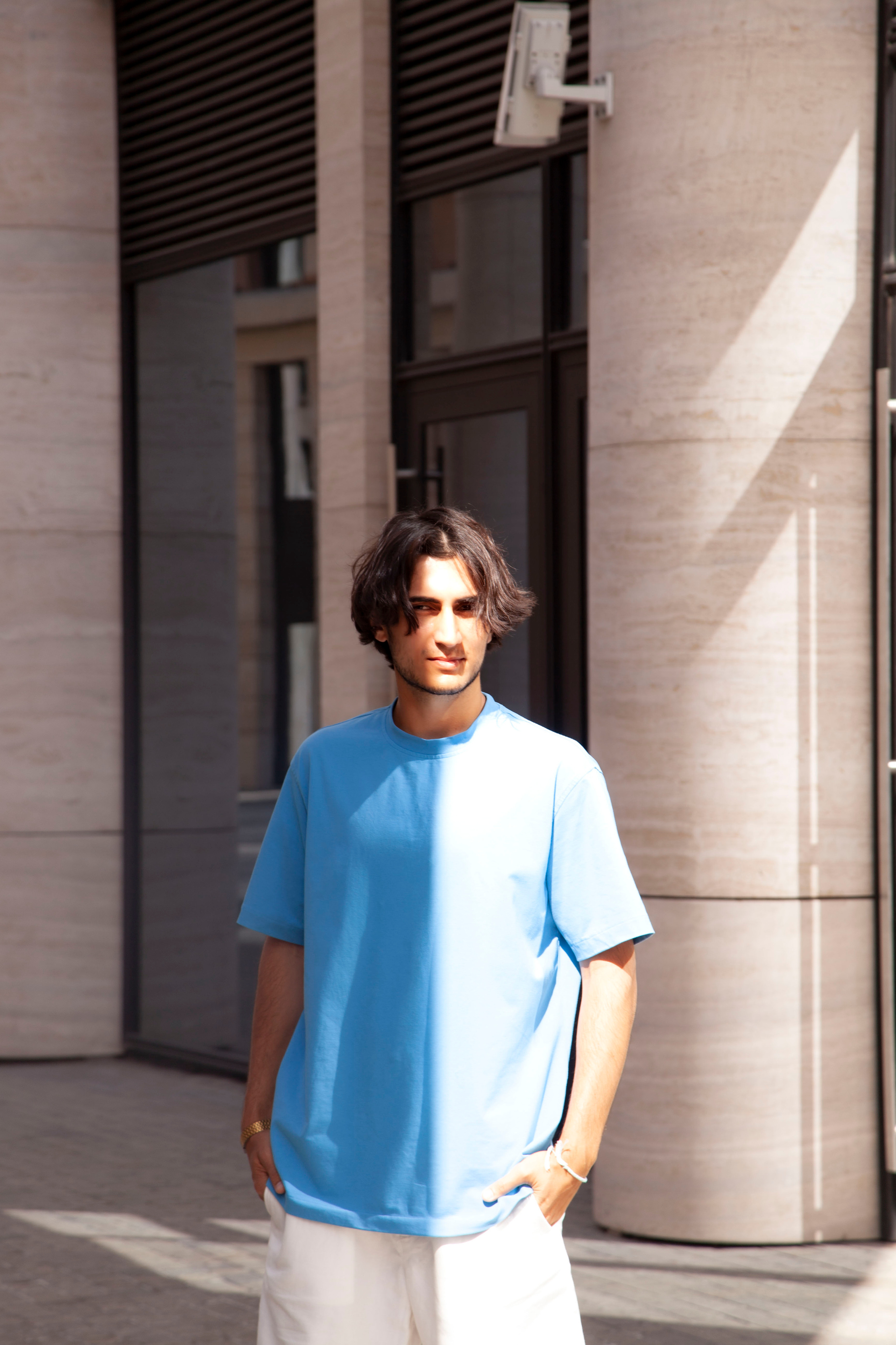 Прогулка во дворе Невской Ратуши. Позитивный контент-фотограф в Санкт-Петербурге Мария Устинова