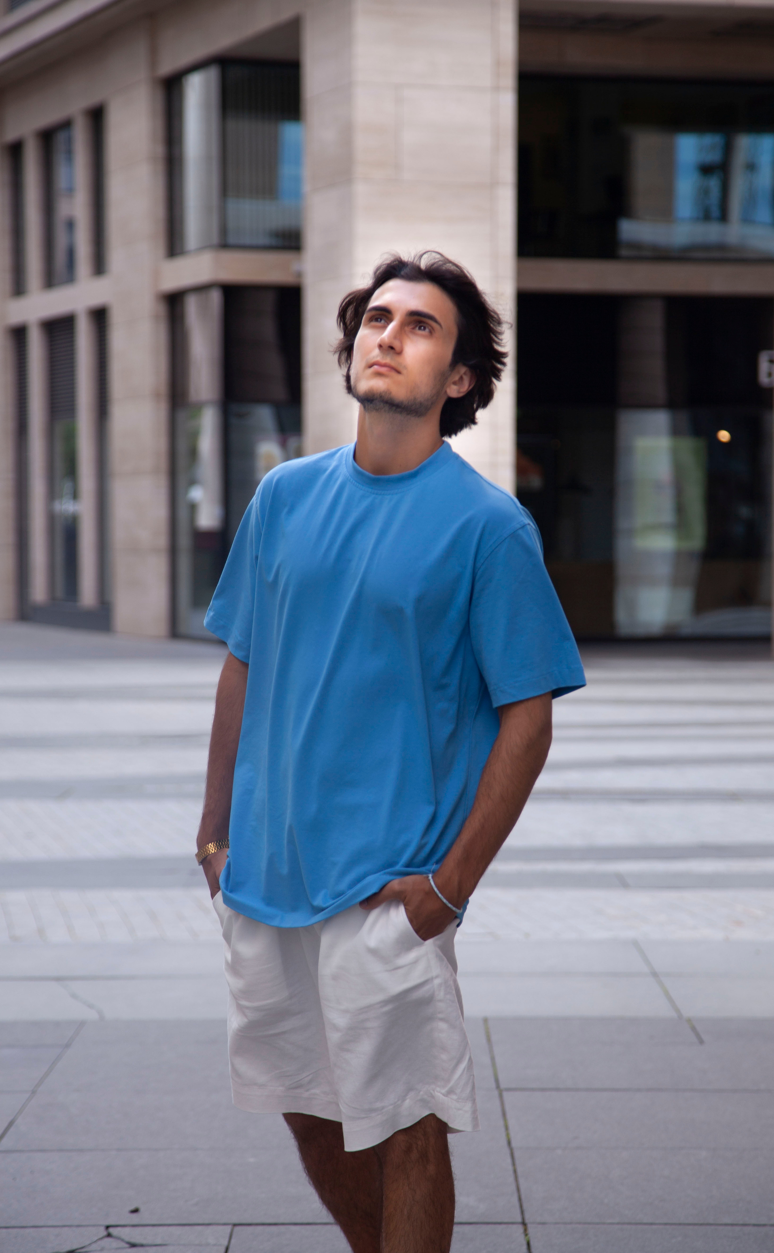 Прогулка во дворе Невской Ратуши. Позитивный контент-фотограф в Санкт-Петербурге Мария Устинова