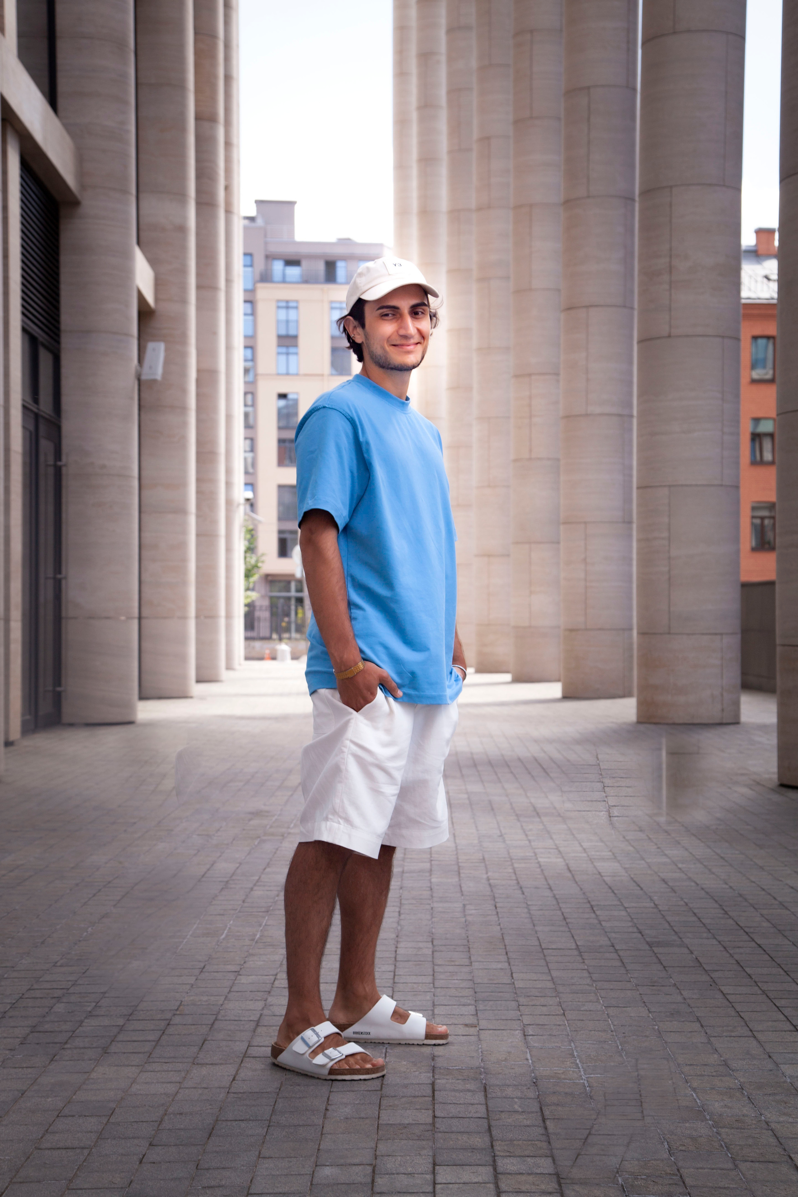 Прогулка во дворе Невской Ратуши. Позитивный контент-фотограф в Санкт-Петербурге Мария Устинова