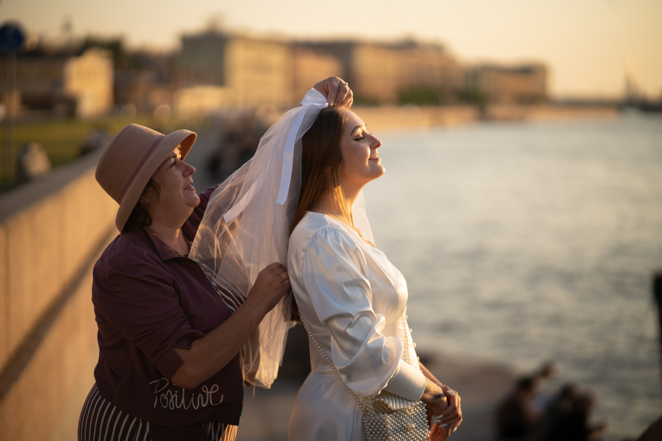 Мама поправляет фату дочери