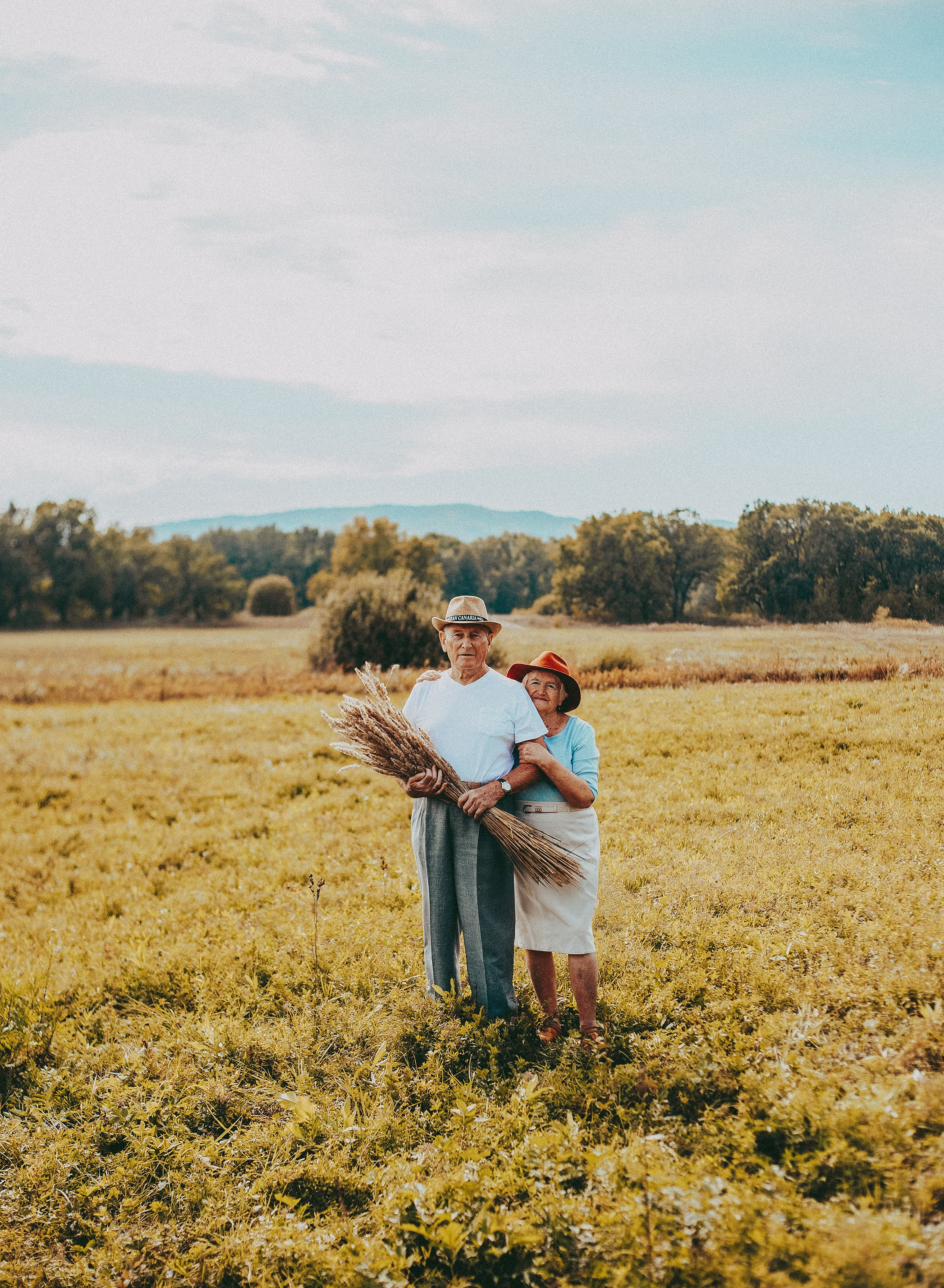 Семейная фотосессия на природе с бабушкой с дедушкой