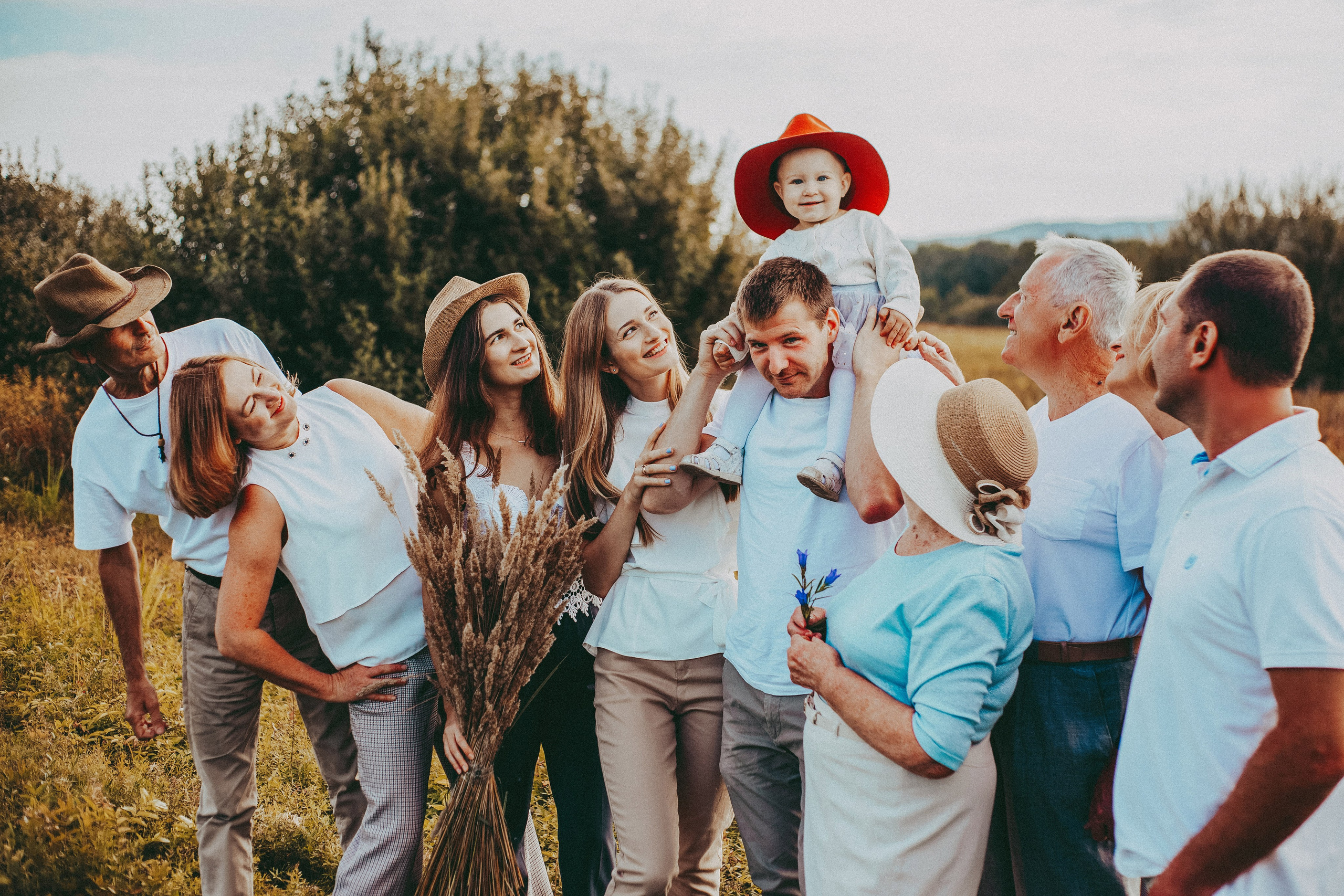 Семейные фотографии на природе: улыбки, объятия и теплая атмосфера