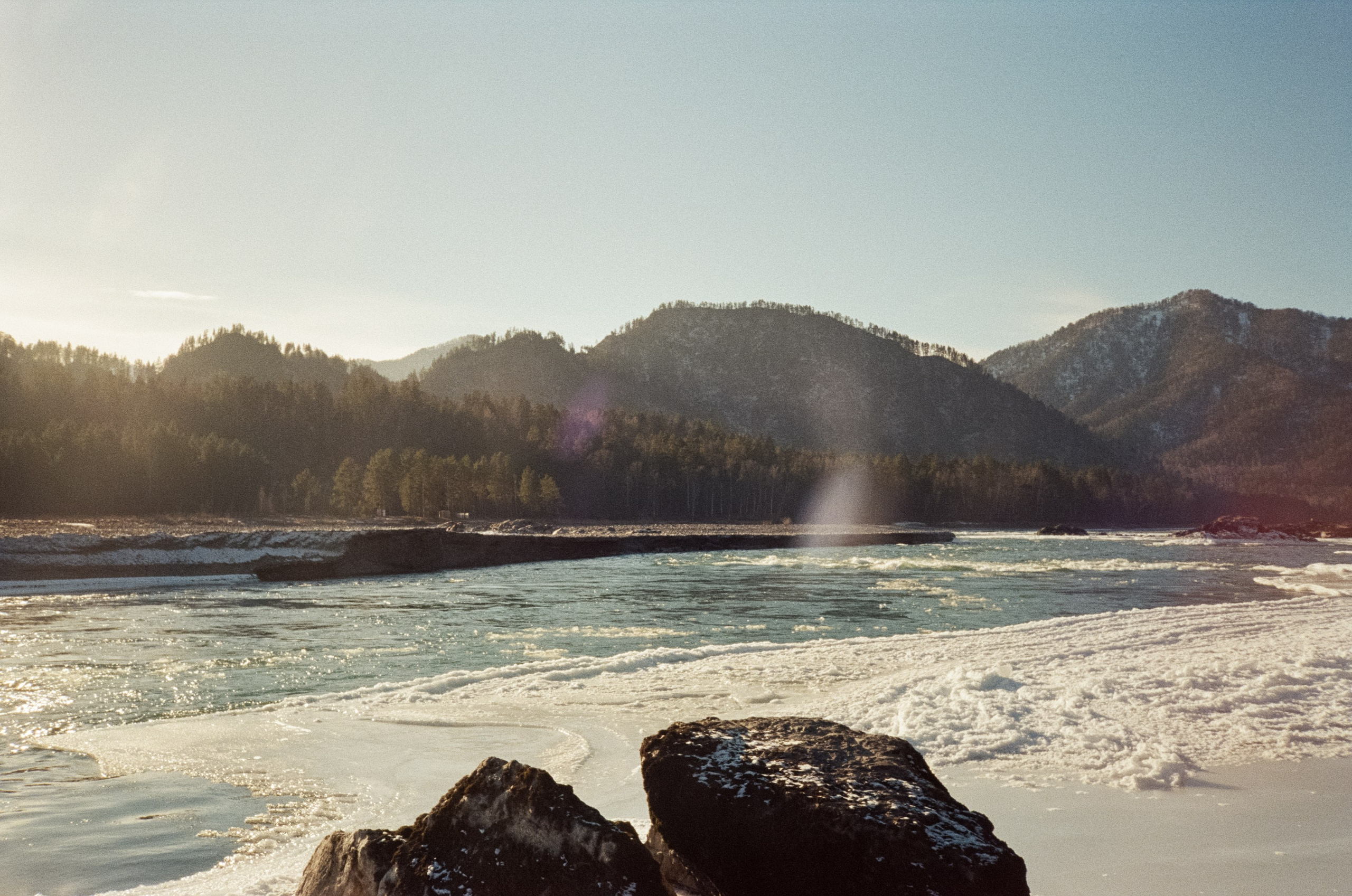 Кедровый остров и база Берель. Яркое солнце, скалы, льды и бурлящий по. Фотограф-документалист Мария Осокина