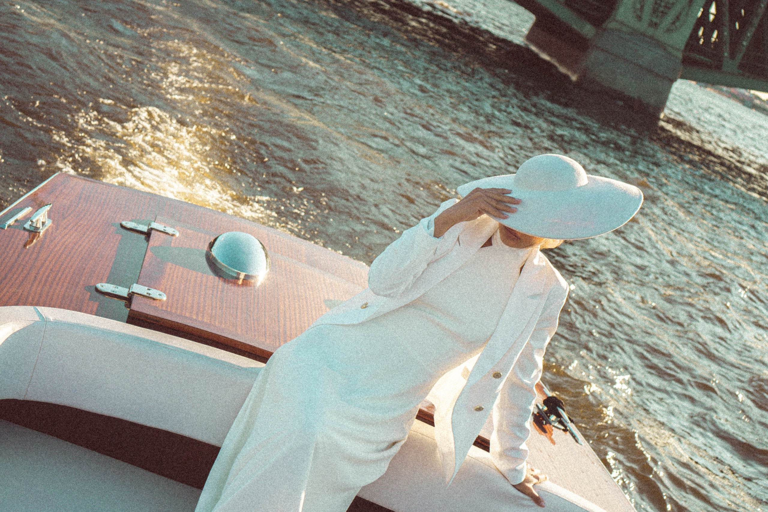 СВАДЕНБНАЯ СЬЕМКА НА КАТЕРЕ ПО КАНАЛАМ САНКТ-ПЕТЕРБУРГА И В АКВАТОРИИ НЕВЫ. Профессиональный фотограф, Санкт-Петербург — Виктория Богомолова