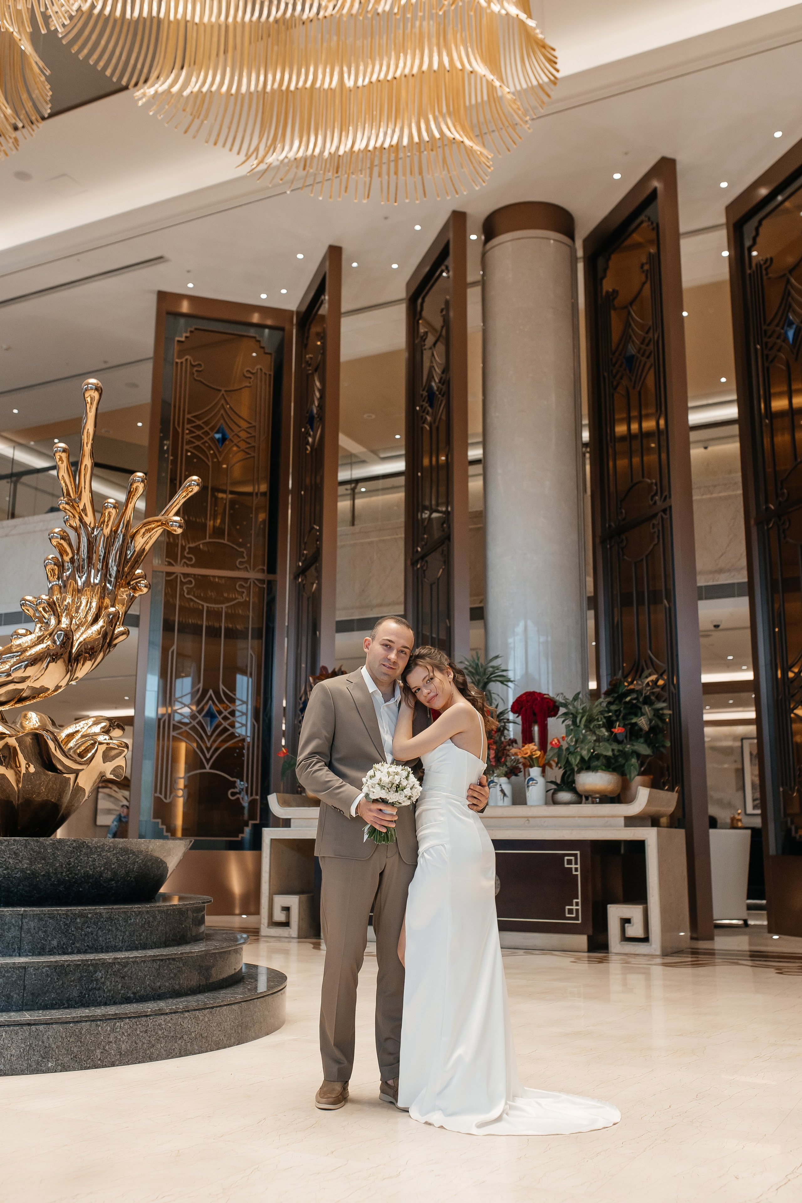 Свадебная фотосессия в холле отеля Soluxe Hotel Moscow
