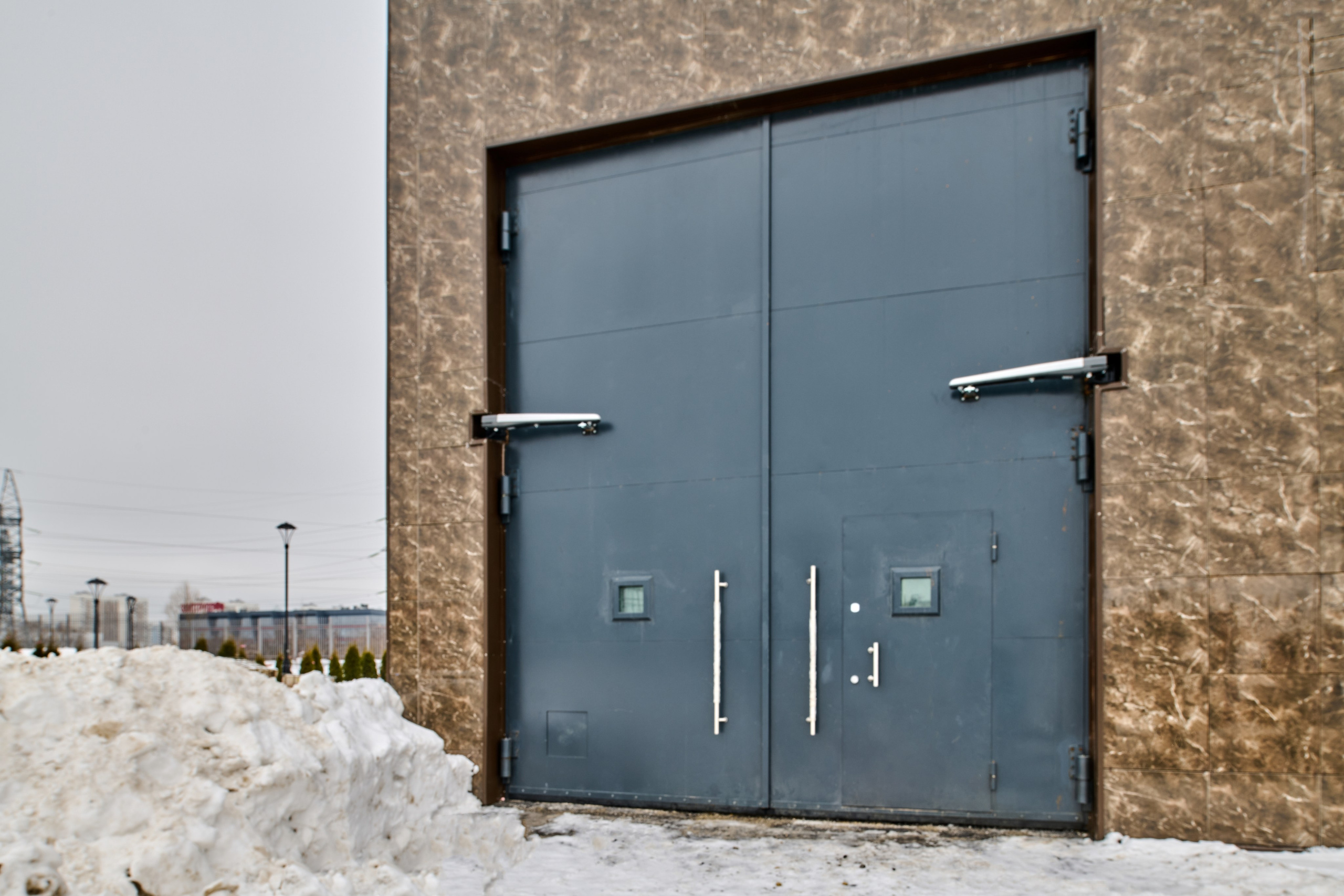 Промышленные ворота внутри: тёмно-синяя дверь, цеховая зона