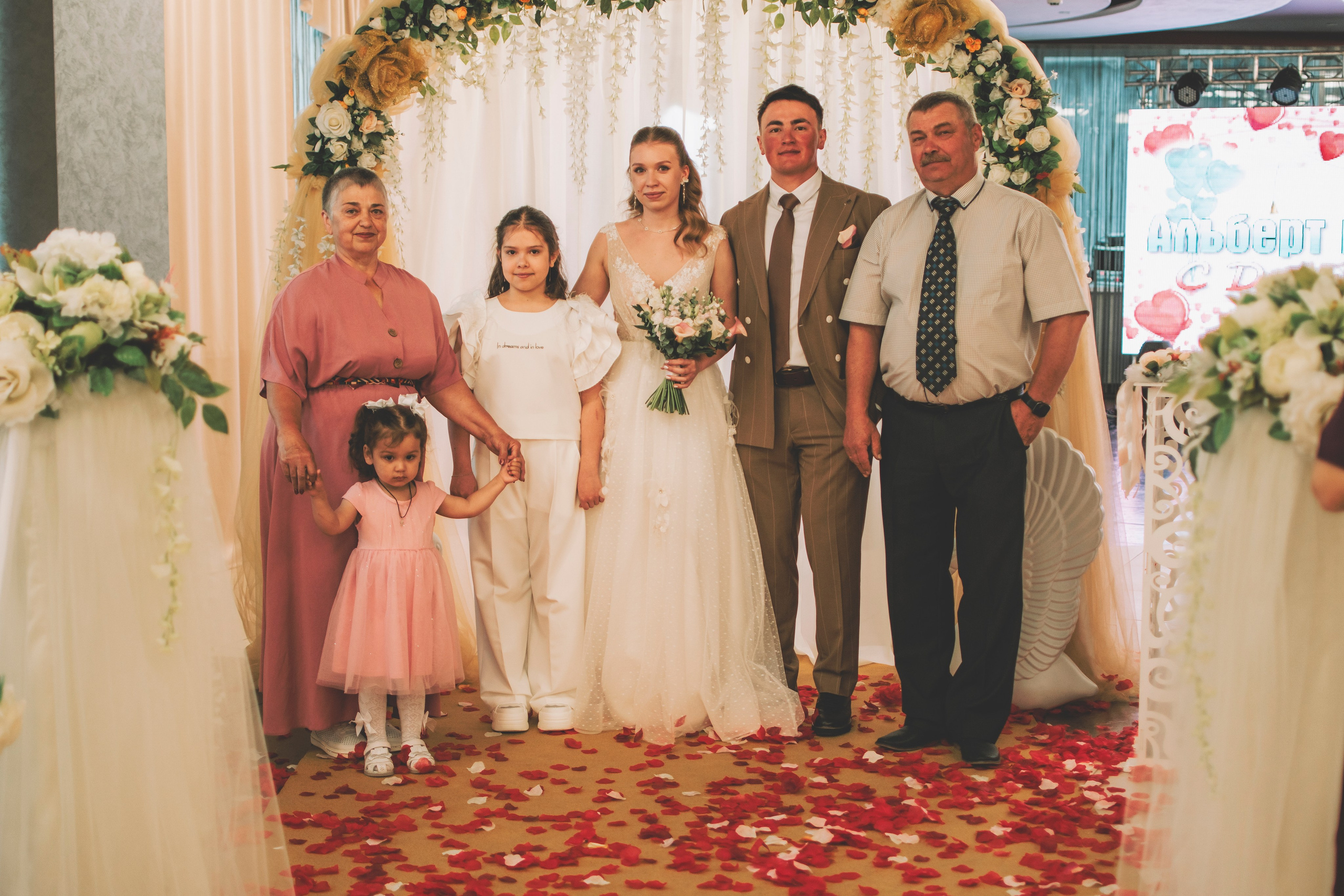 Альберт и Анастасия (Студийная фотосессия, роспись в ДК Нефтяник + фотосессия с гостями). Семейный и свадебный фотограф Губкинский и Ставрополь