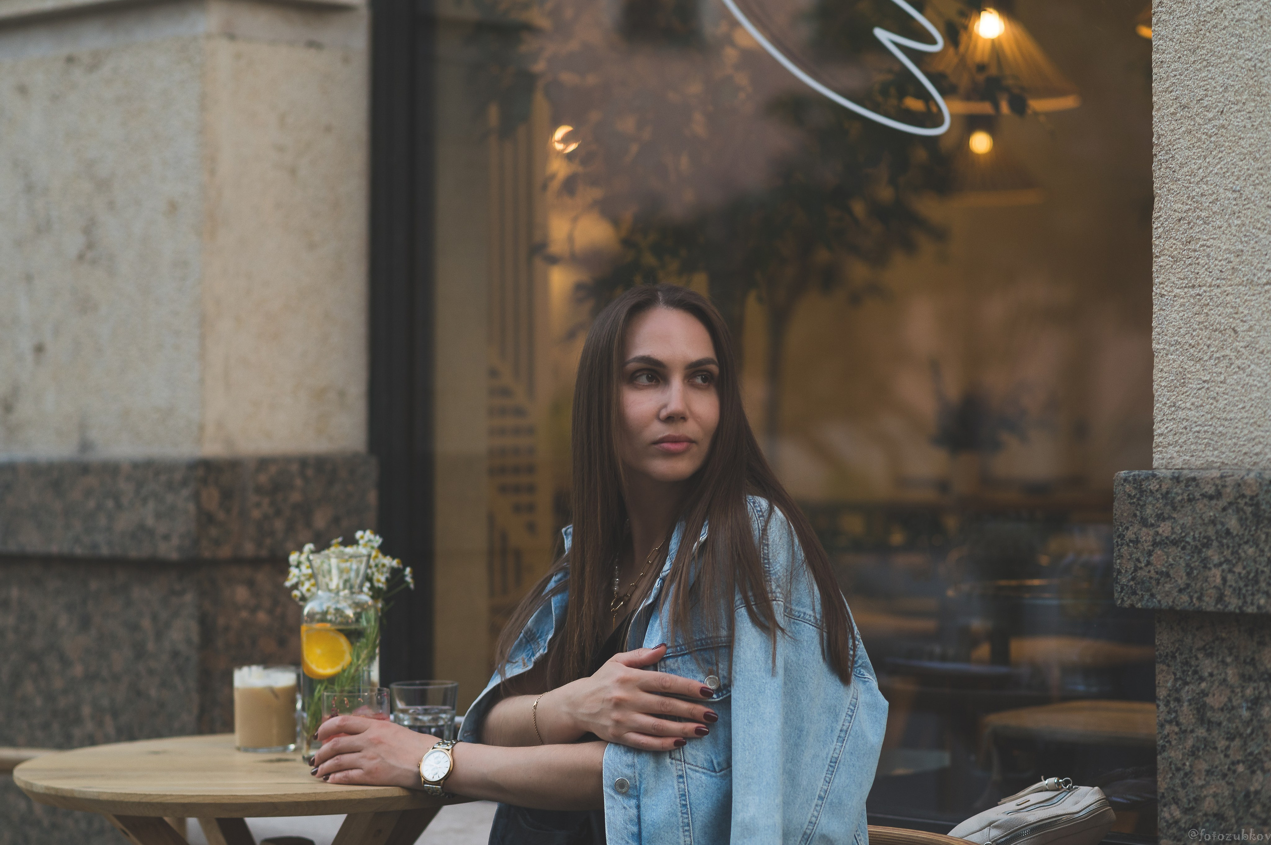 Девушка  в кафе на Патриарших прудах