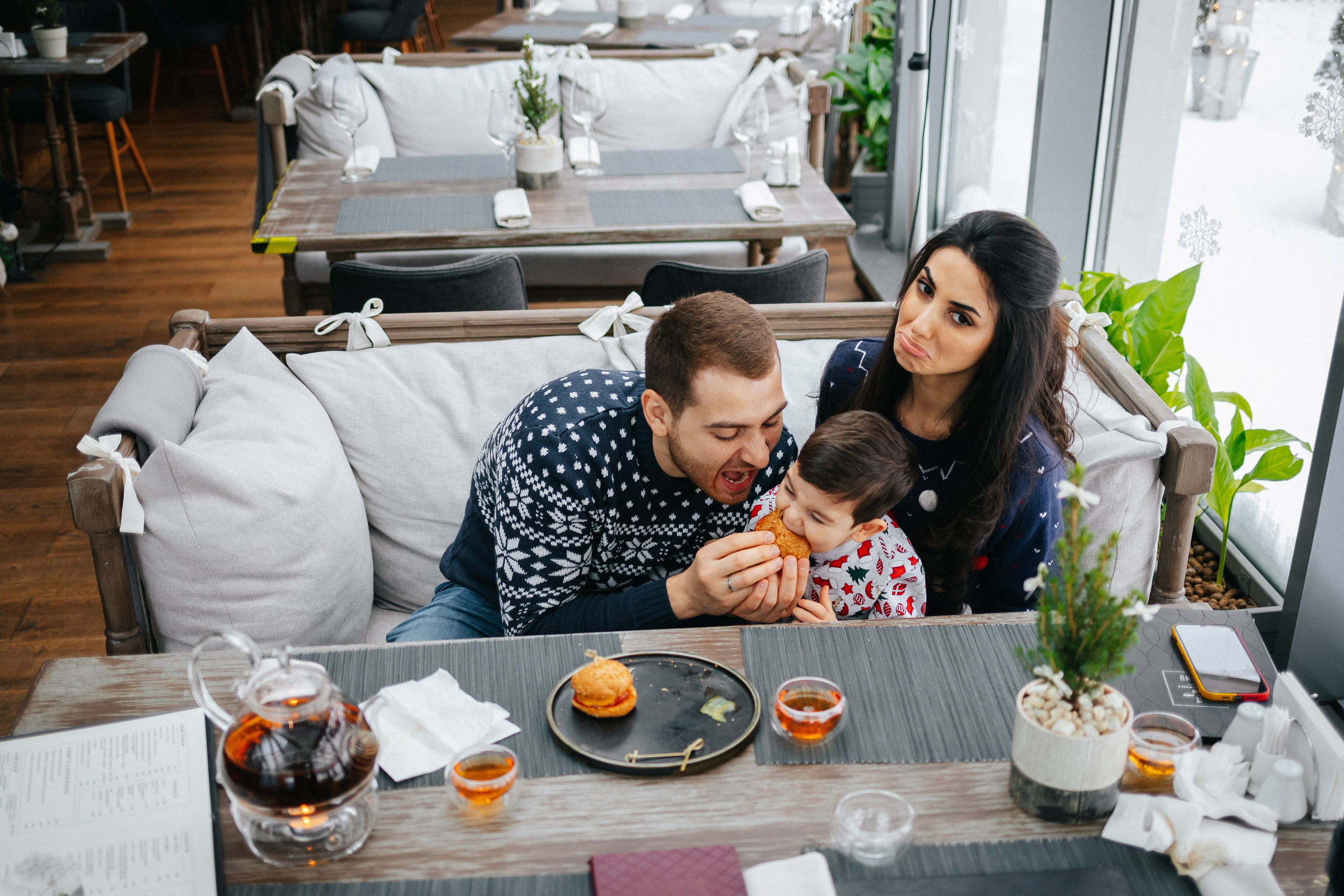 Новогодняя прогулка и фотосессия в кафе. Семейный lifestyle фотограф в Санкт-Петербурге Людмила Пахомова