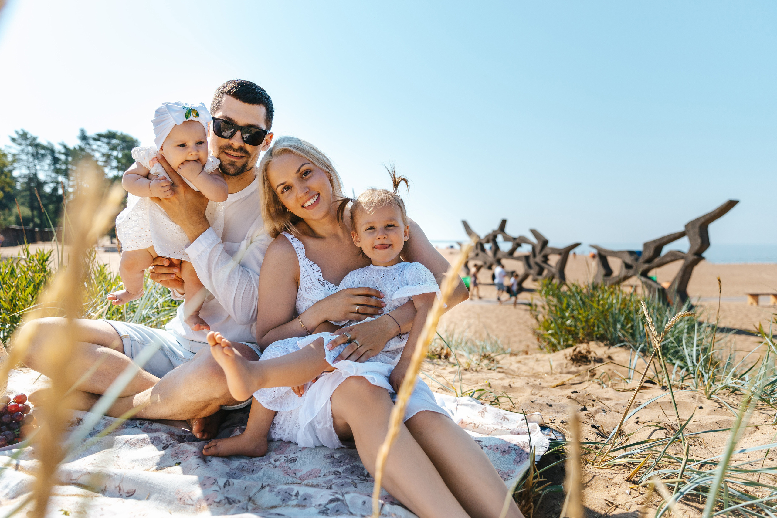 Фотопрогулка на Финском заливе. Александр, Таня, Оливия и Тая. Семейный lifestyle фотограф в Санкт-Петербурге Людмила Пахомова