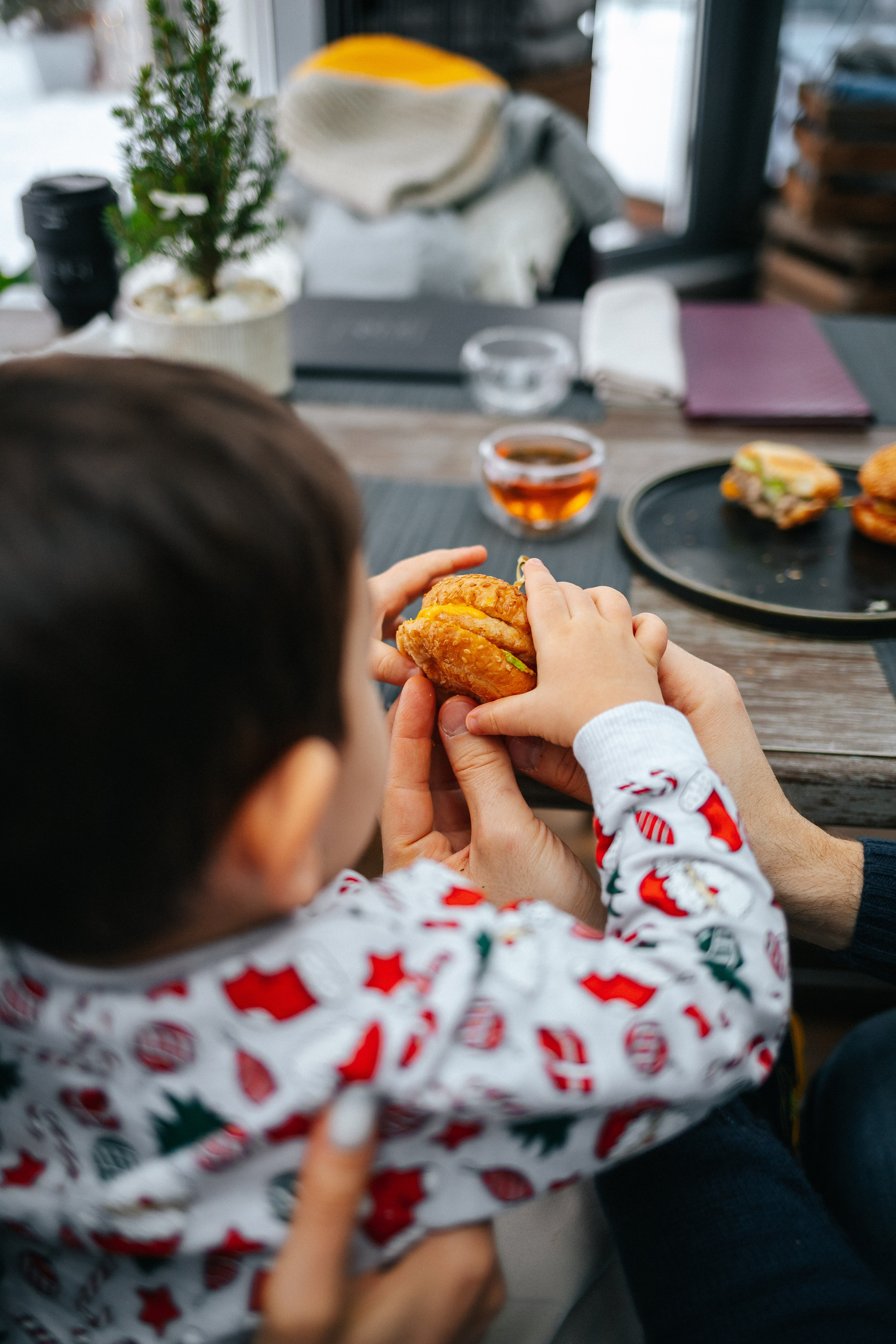 Новогодняя прогулка и фотосессия в кафе. Семейный lifestyle фотограф в Санкт-Петербурге Людмила Пахомова