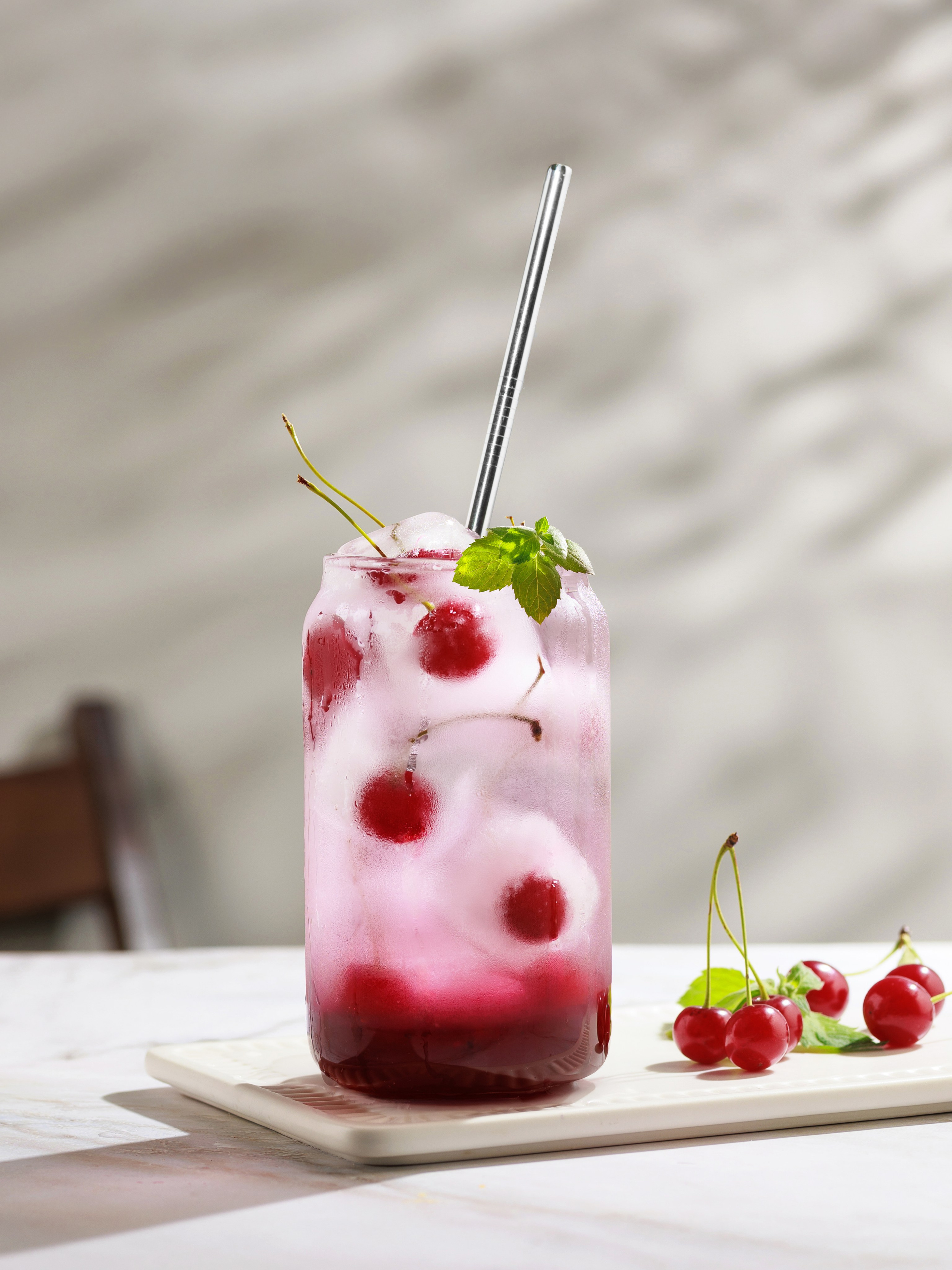 Вишневый охладительный напиток со льдом. Фудфото вишневого лимонада. Фудстайлинг напитков.