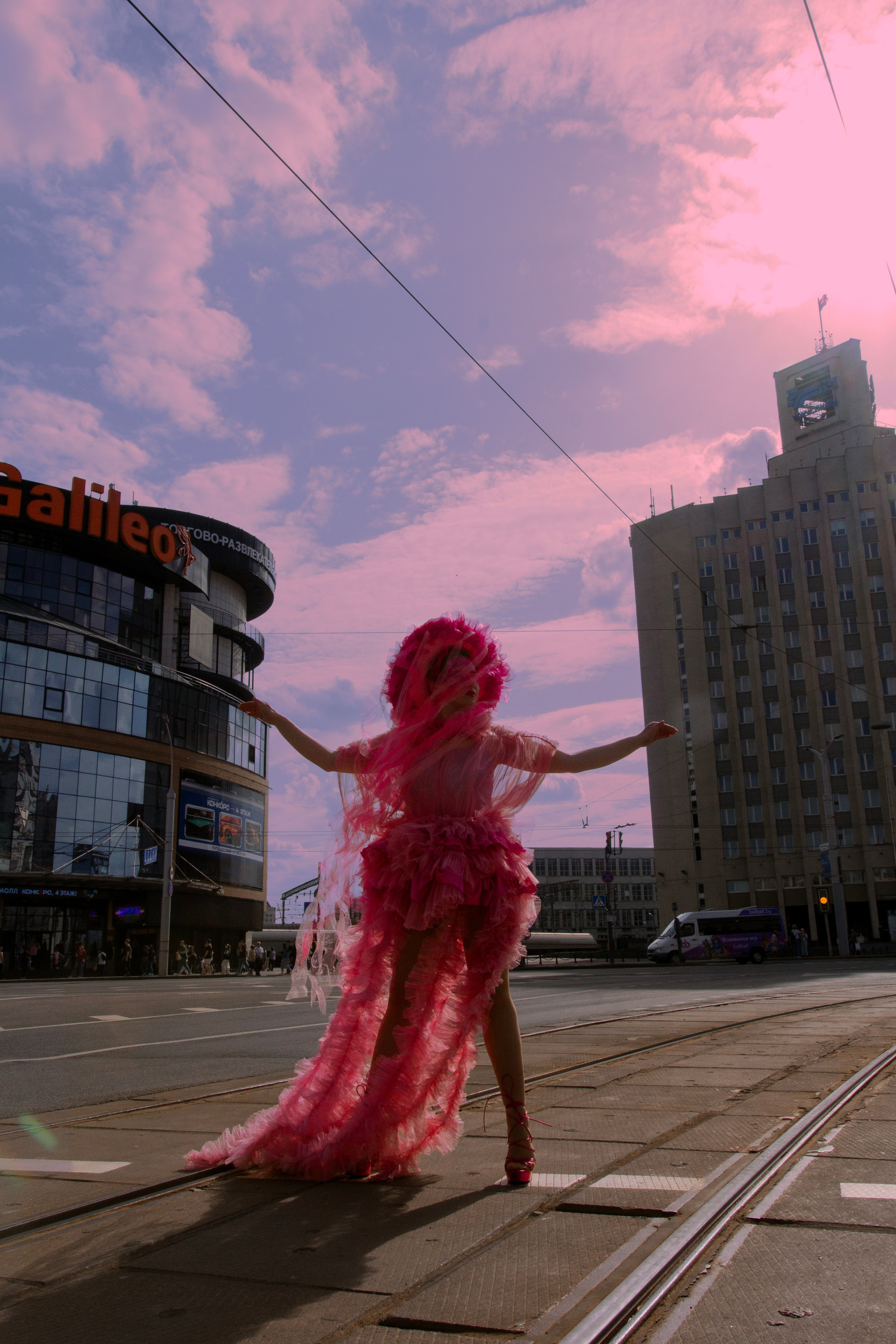 Яркая медуза врывается в май