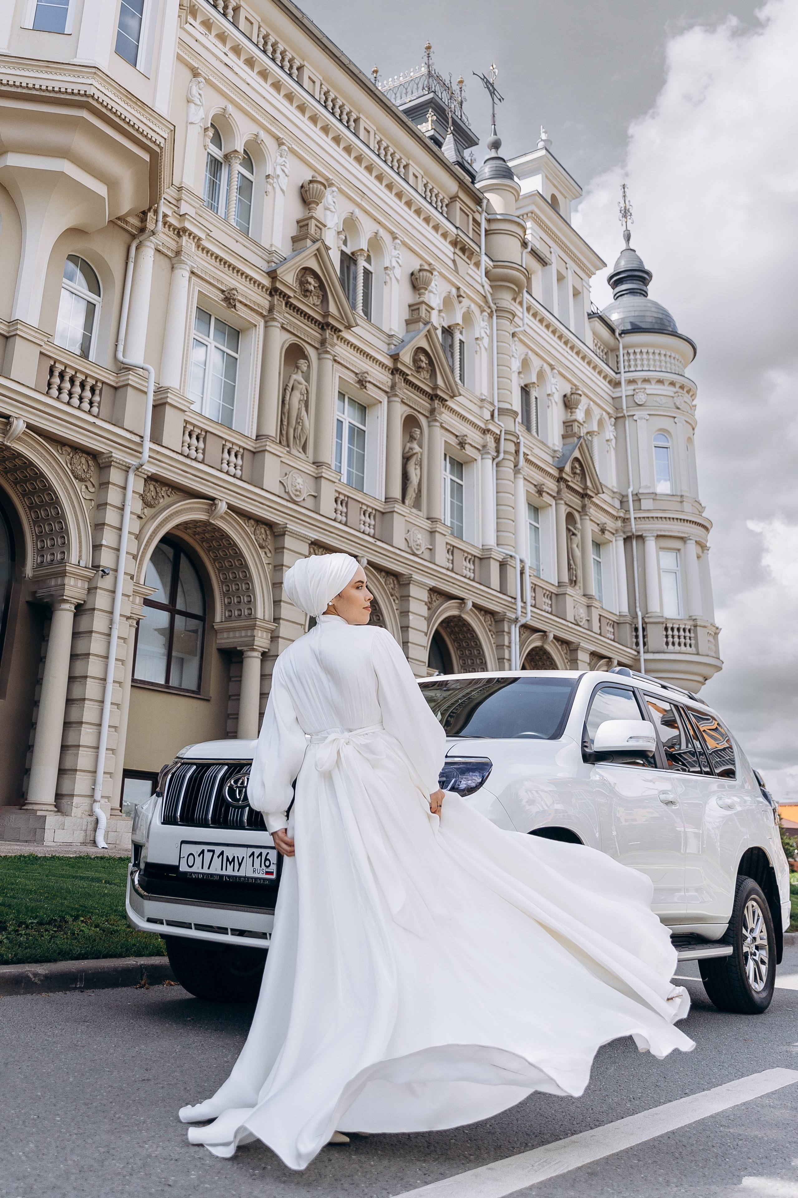 Услуги по оформлению платка в Казани: невеста с красивым макияжем