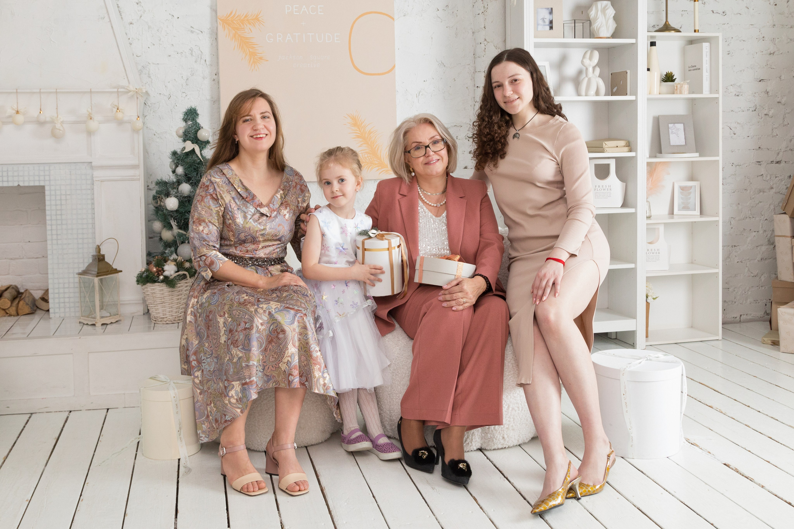 Семейная новогодняя съёмка в фотостудии Daily. Детский и контент фотограф Надя Волкова Санкт-Петербург