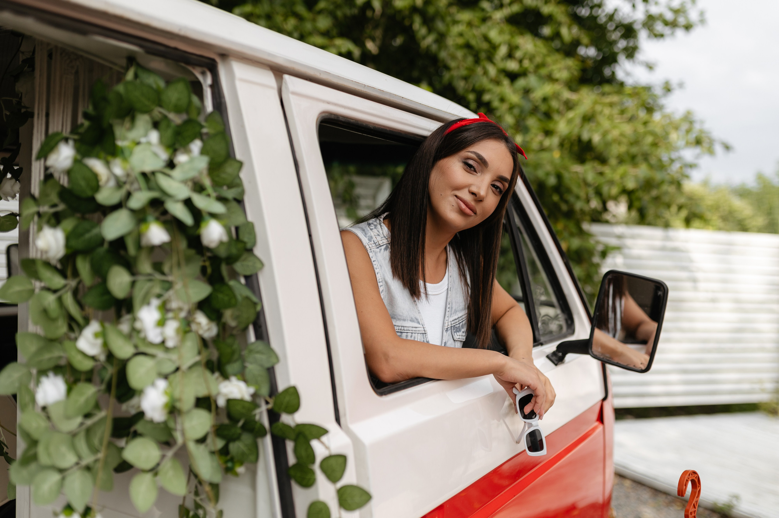 С красным минивэном. Главная