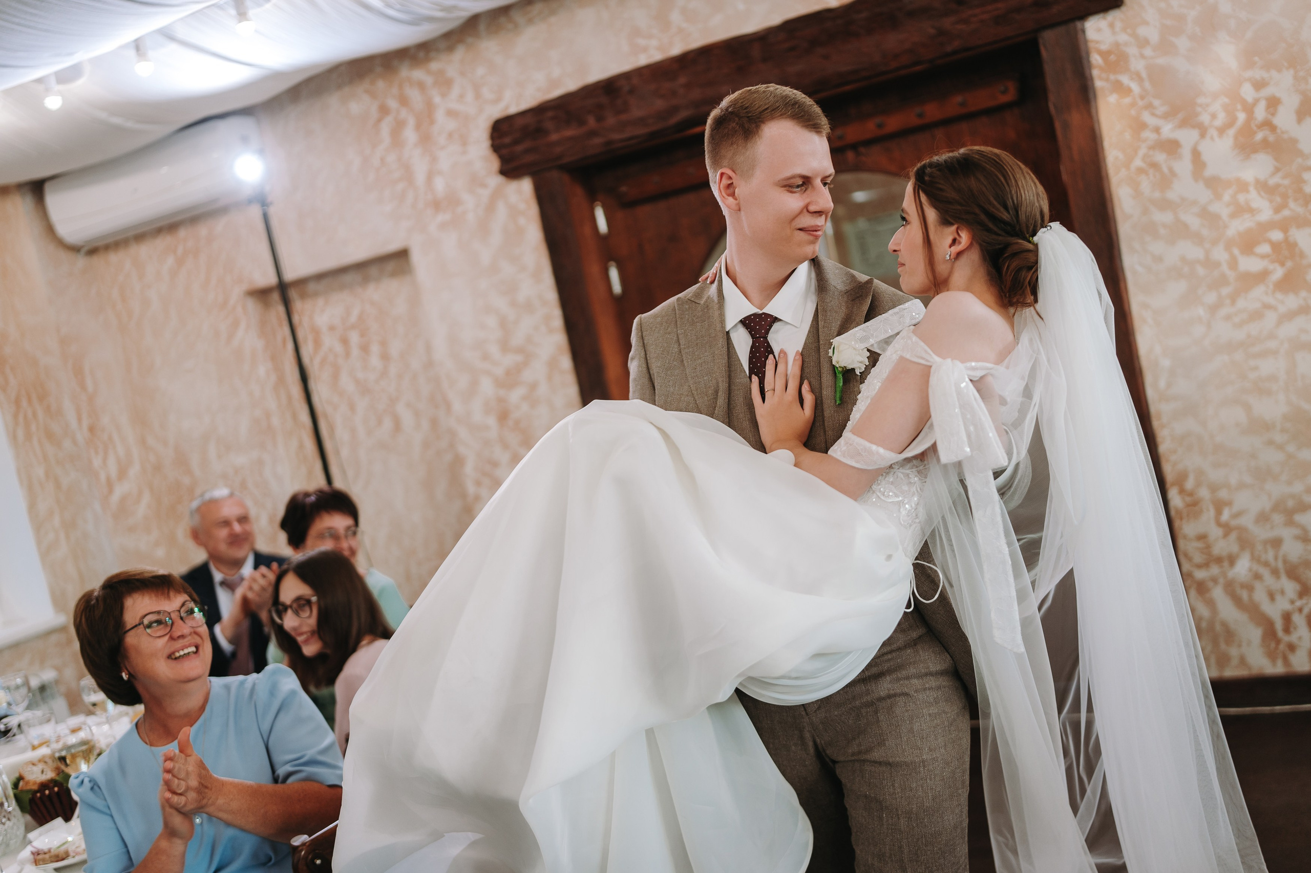 БАНКЕТНЫЙ ЗАЛ ТОРТУГА, ВЕДУЩИЙ АНДРЕЙ ОГНЕВ